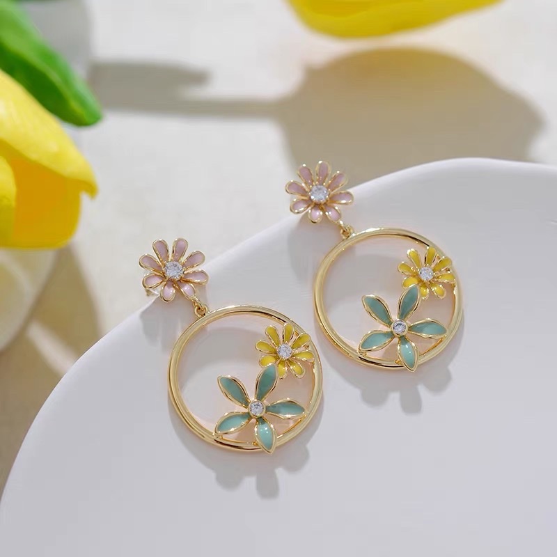 Flower circle diamond-encrusted earrings for girls, cute, fresh and sweet earrings, Jieya steel jewelry detail image 2