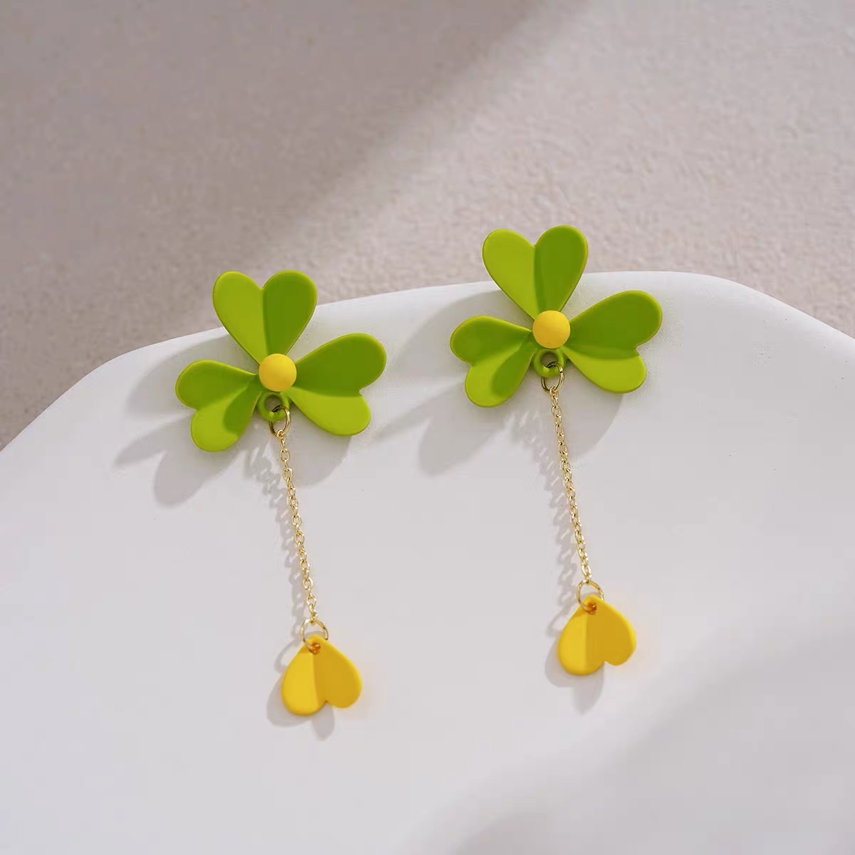 Three-leaf flower design niche earrings, summer style earrings, new elegant style, green Jaya steel jewelry details Picture