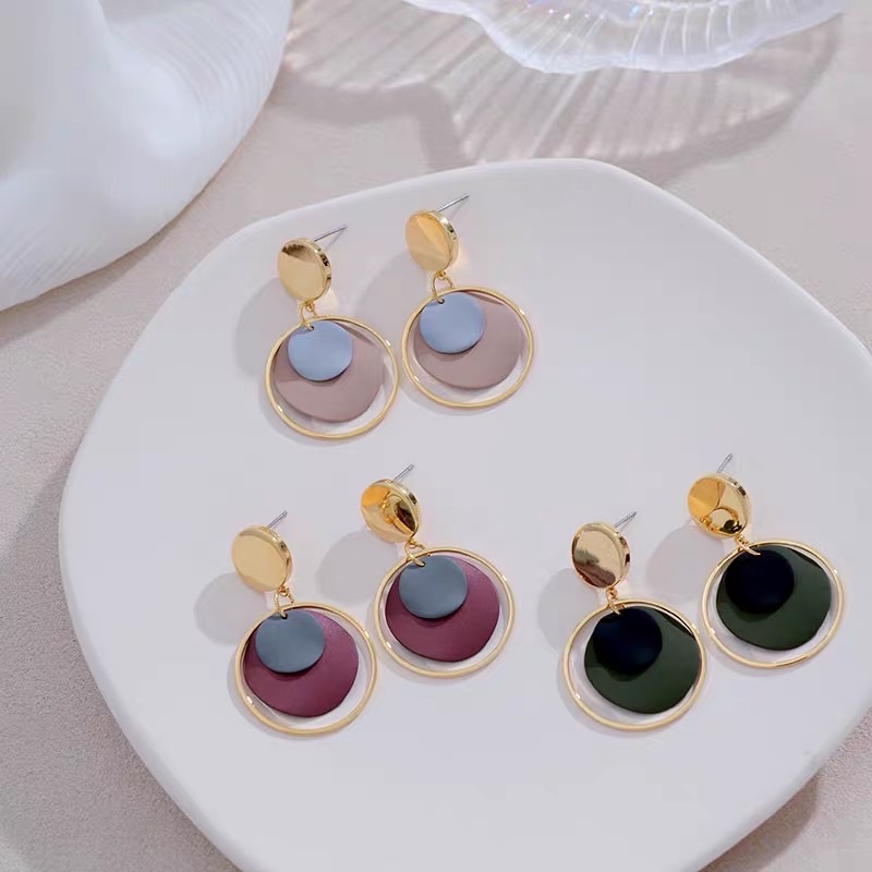 Hong Kong-style vintage earrings, cool and stylish. Round slimming earrings from Jieya Steel jewelry for autumn and winter detail image 2