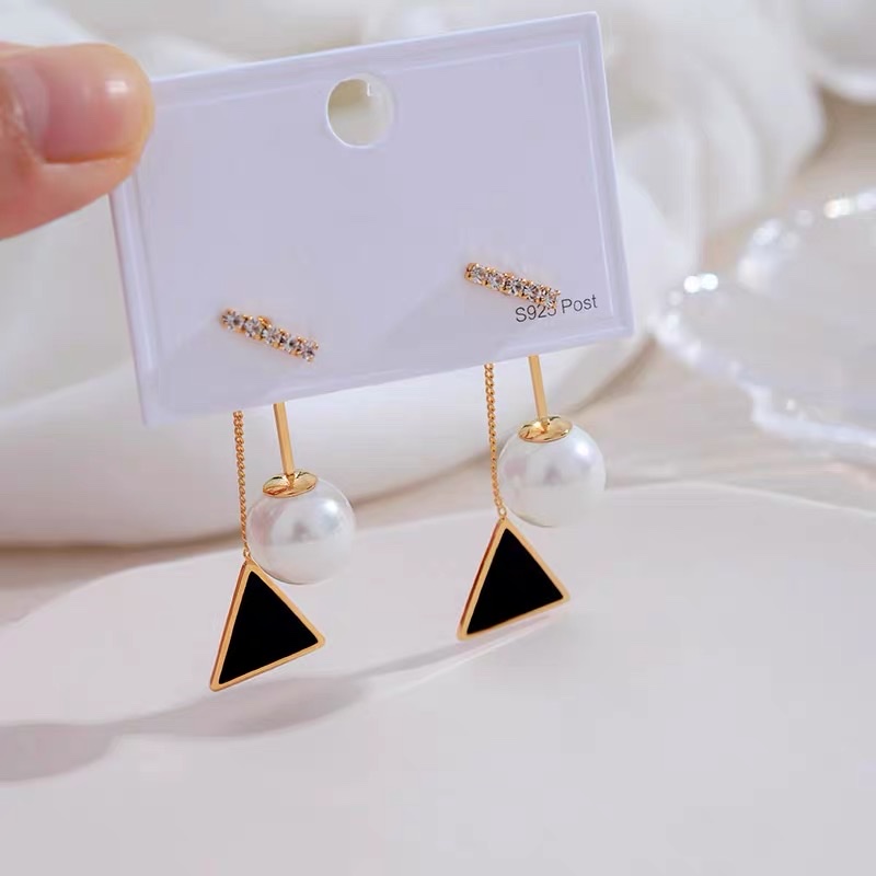 Short pearl women's Hong Kong-style earrings, retro black triangular earrings, Jieya steel jewelry Specification image