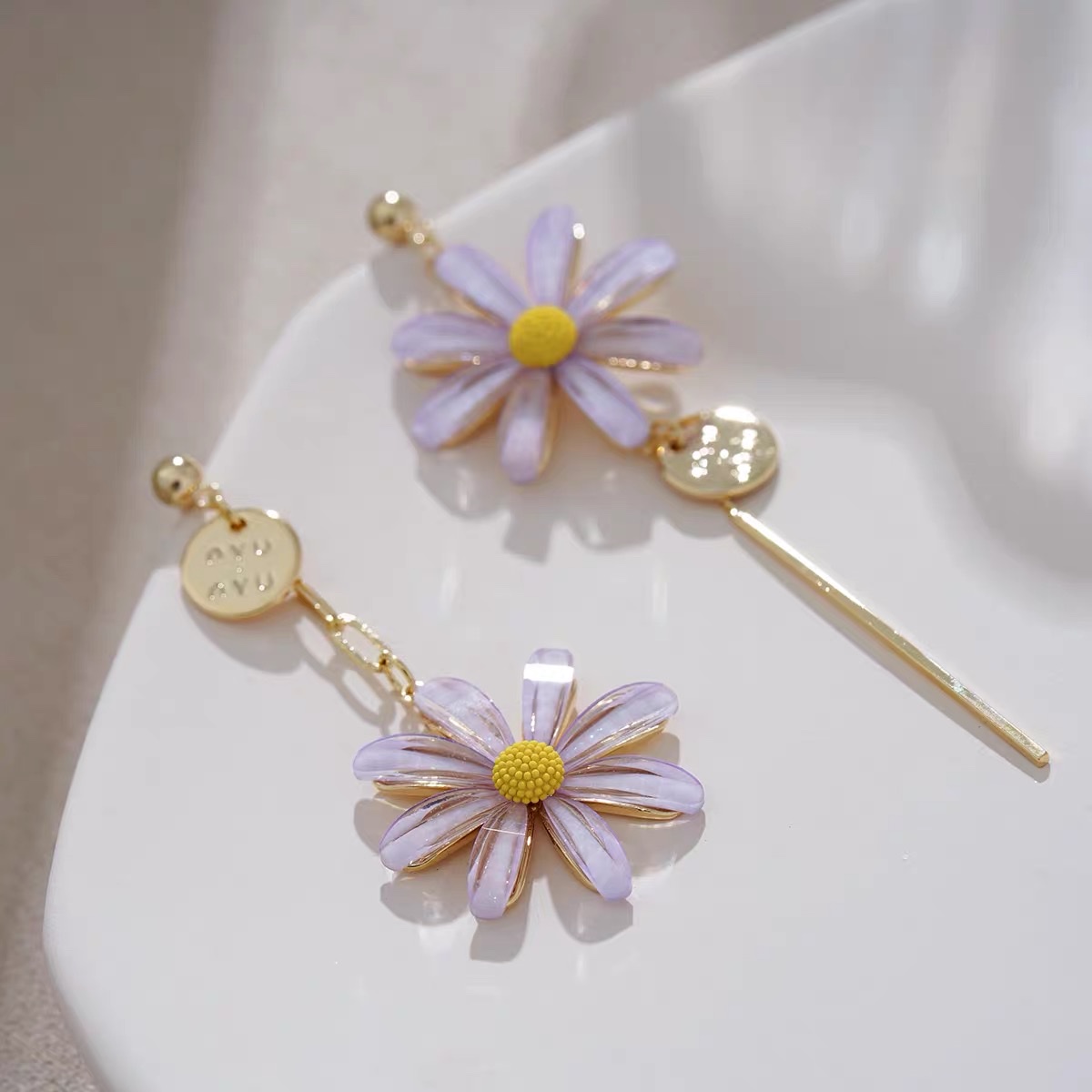 Purple, niche and gentle Daisy stud earrings, summer exaggerated earrings, new trendy Sujieya steel jewelry detail image 2