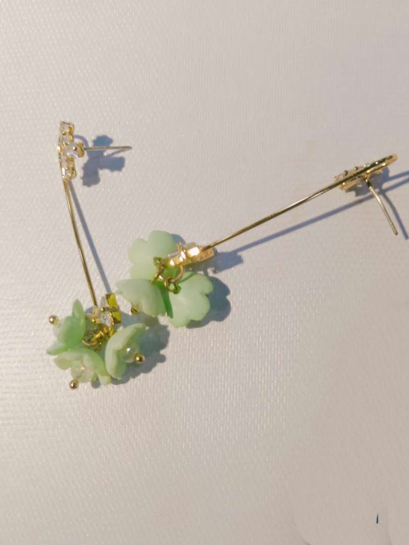 绿色花合并银针耳钉耳环细节图