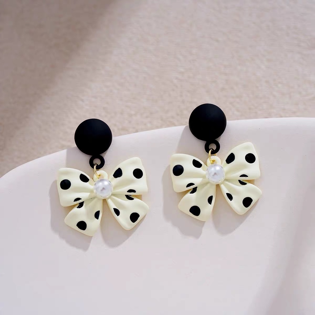 Retro polka dot bow, a unique and gentle design, black butterfly earrings 1, Jieya steel jewelry details Picture