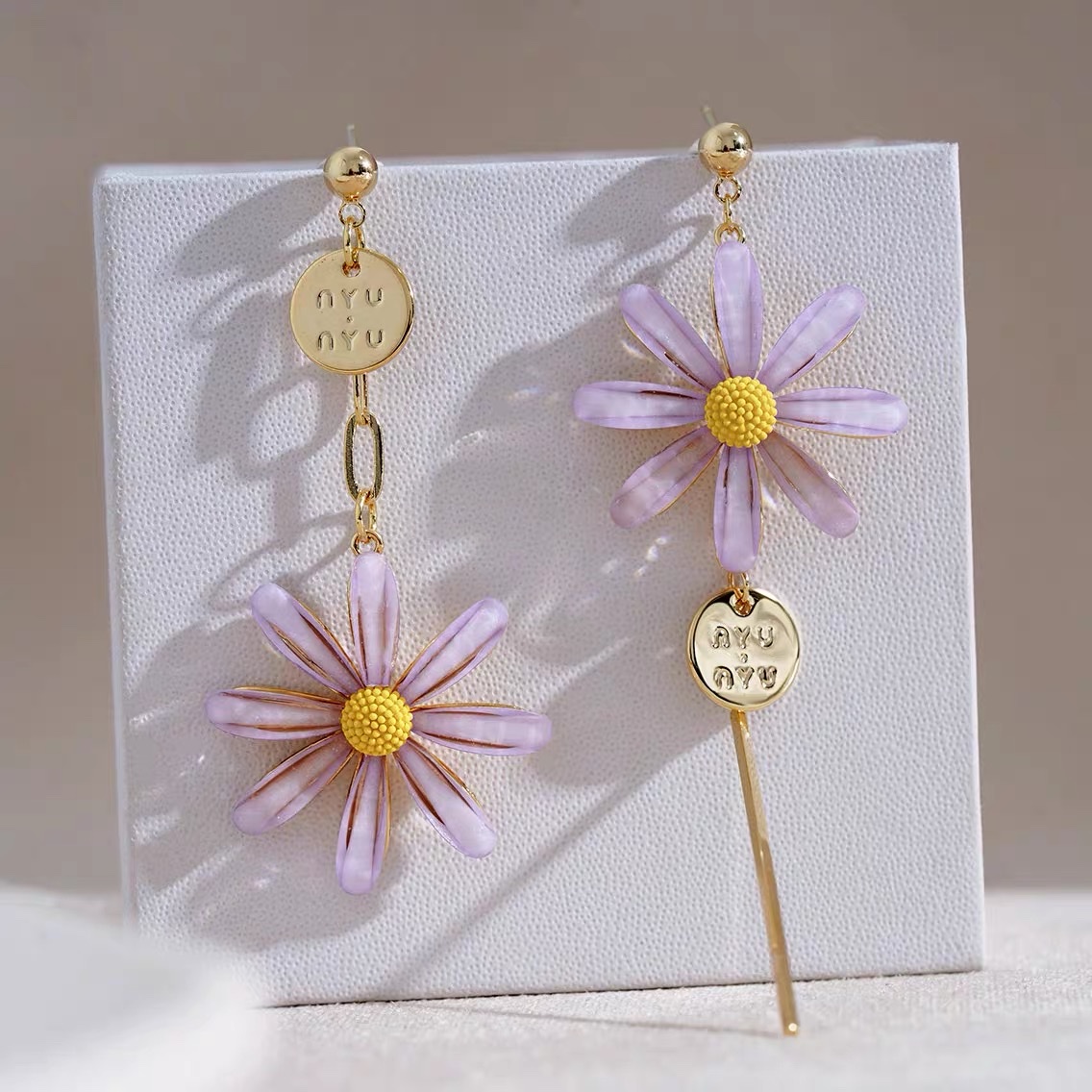 Purple, niche and gentle Daisy stud earrings, summer exaggerated earrings, new trendy Sujieya steel jewelry detail image 1