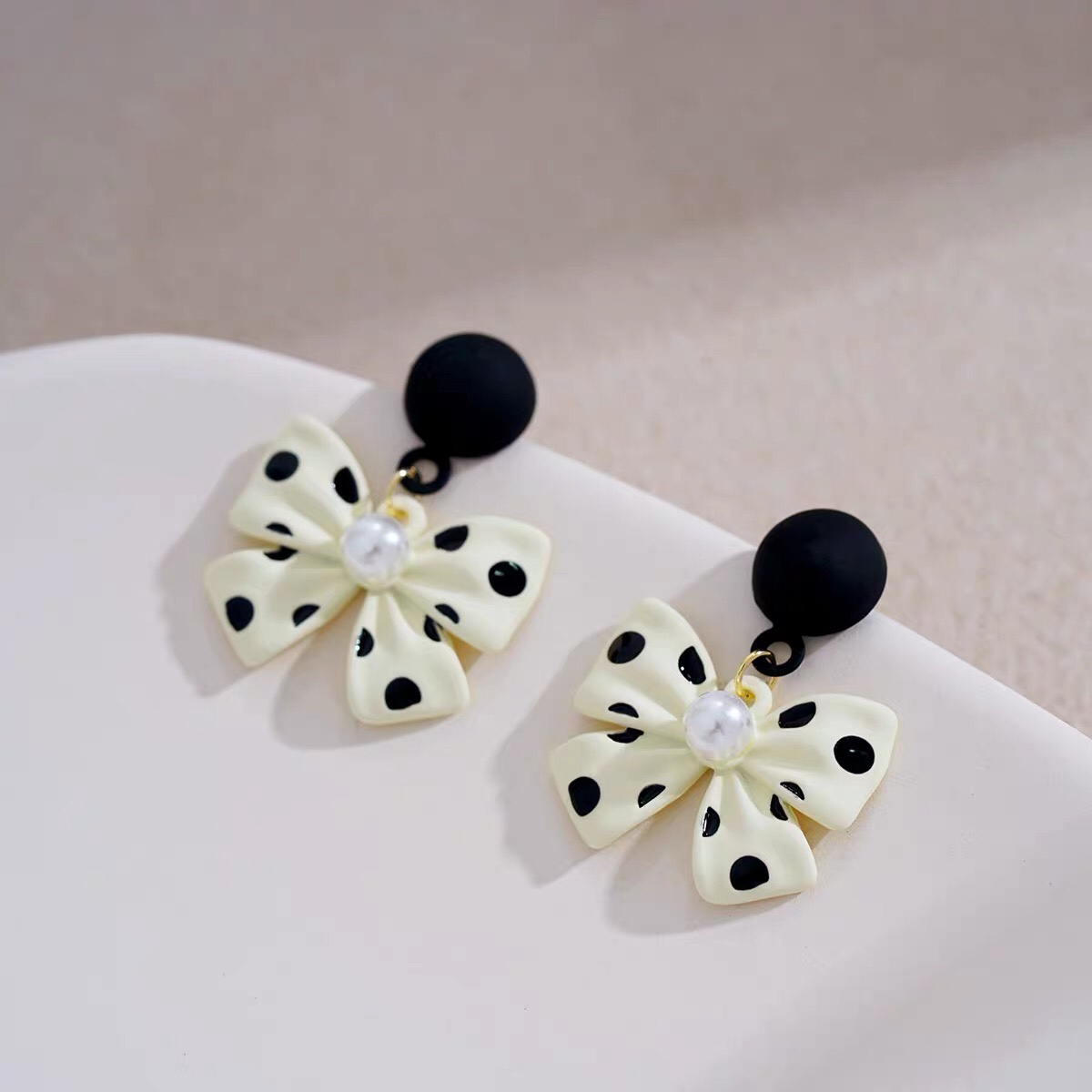 Retro polka dot bow, a unique and gentle design, black butterfly earrings 1, Jieya steel jewelry