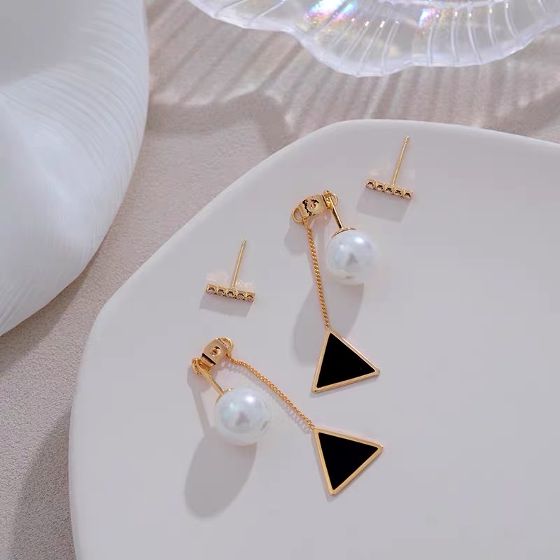 Short pearl women's Hong Kong-style earrings, retro black triangular earrings, Jieya steel jewelry Application Scenario