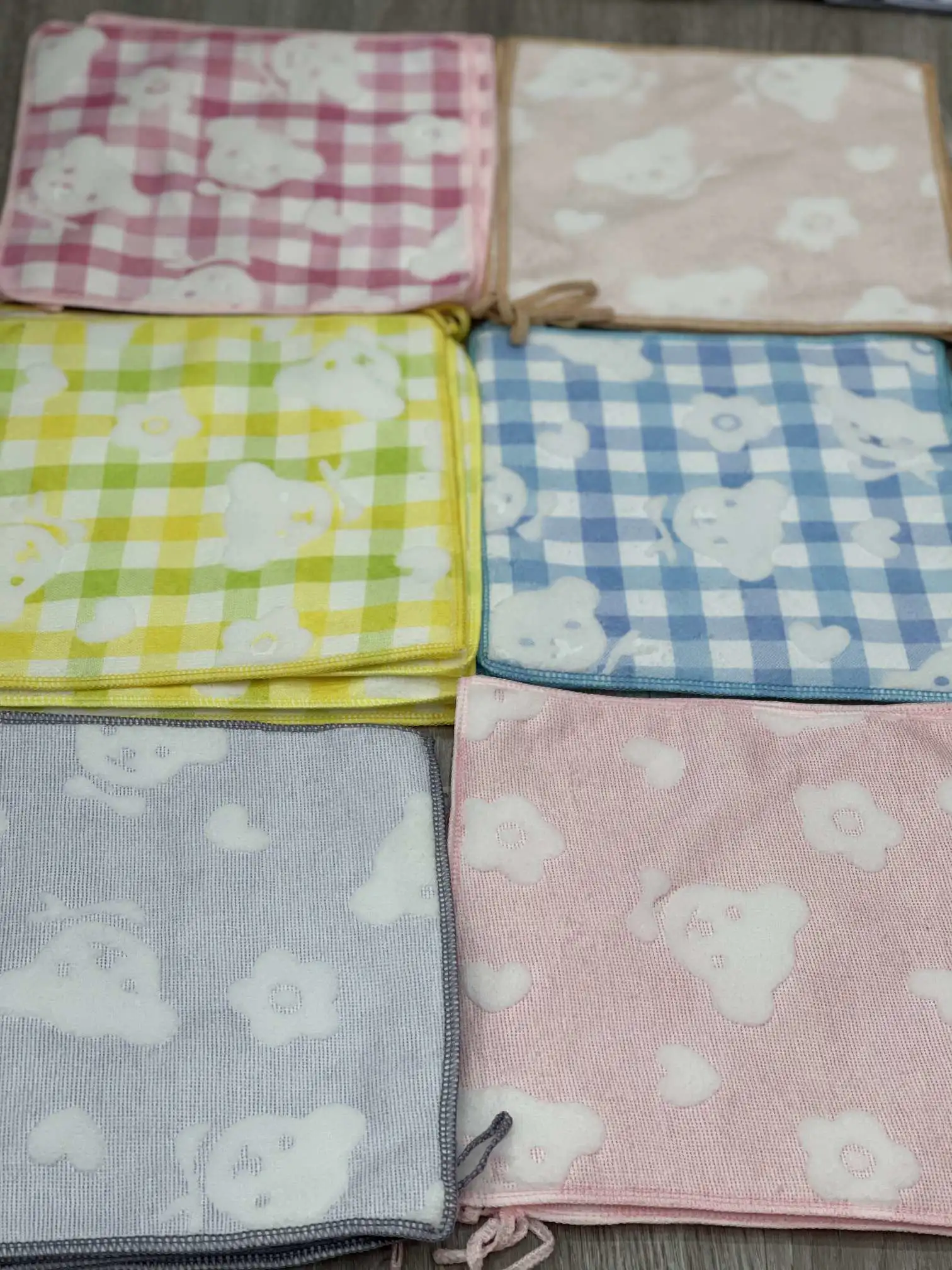 A mixed 25*25 small square scarf of Color Star will be randomly distributed detail image 13