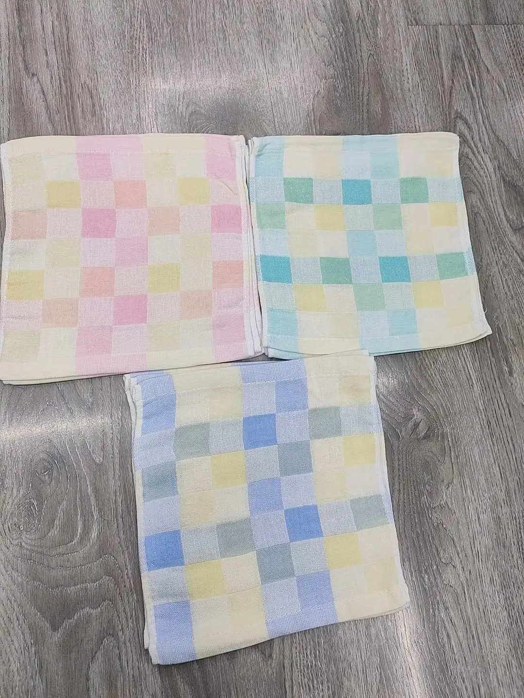 A mixed 25*25 small square scarf of Color Star will be randomly distributed detail image 1