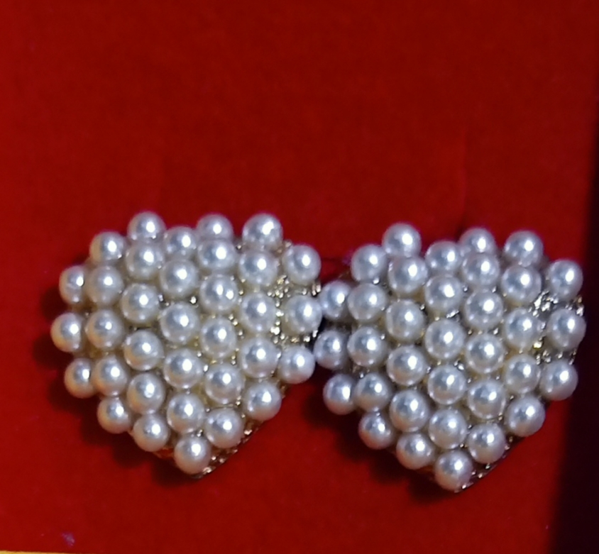 爱心仿珍珠耳钉耳环白底实物图