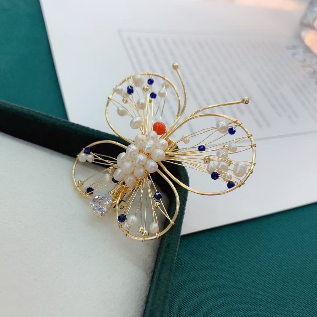 Yuna Accessories A029 Classic Pearl Butterfly Fashion Trend Energetic Girl Korean Version Luxury Brooch Application Scenario