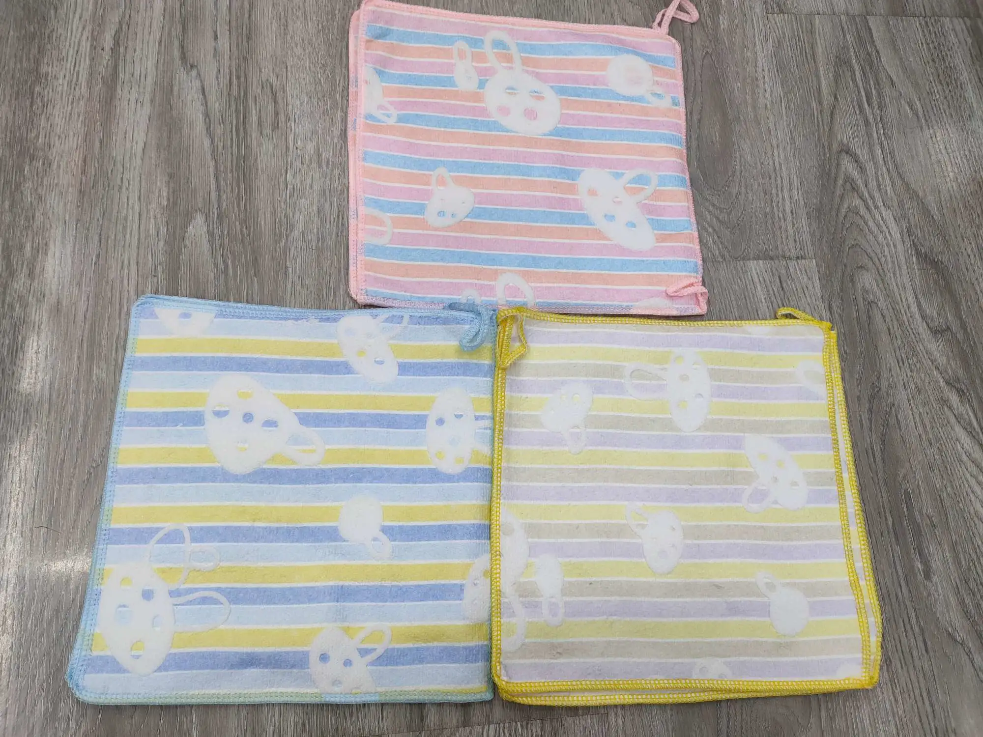 A mixed 25*25 small square scarf of Color Star will be randomly distributed detail image 4