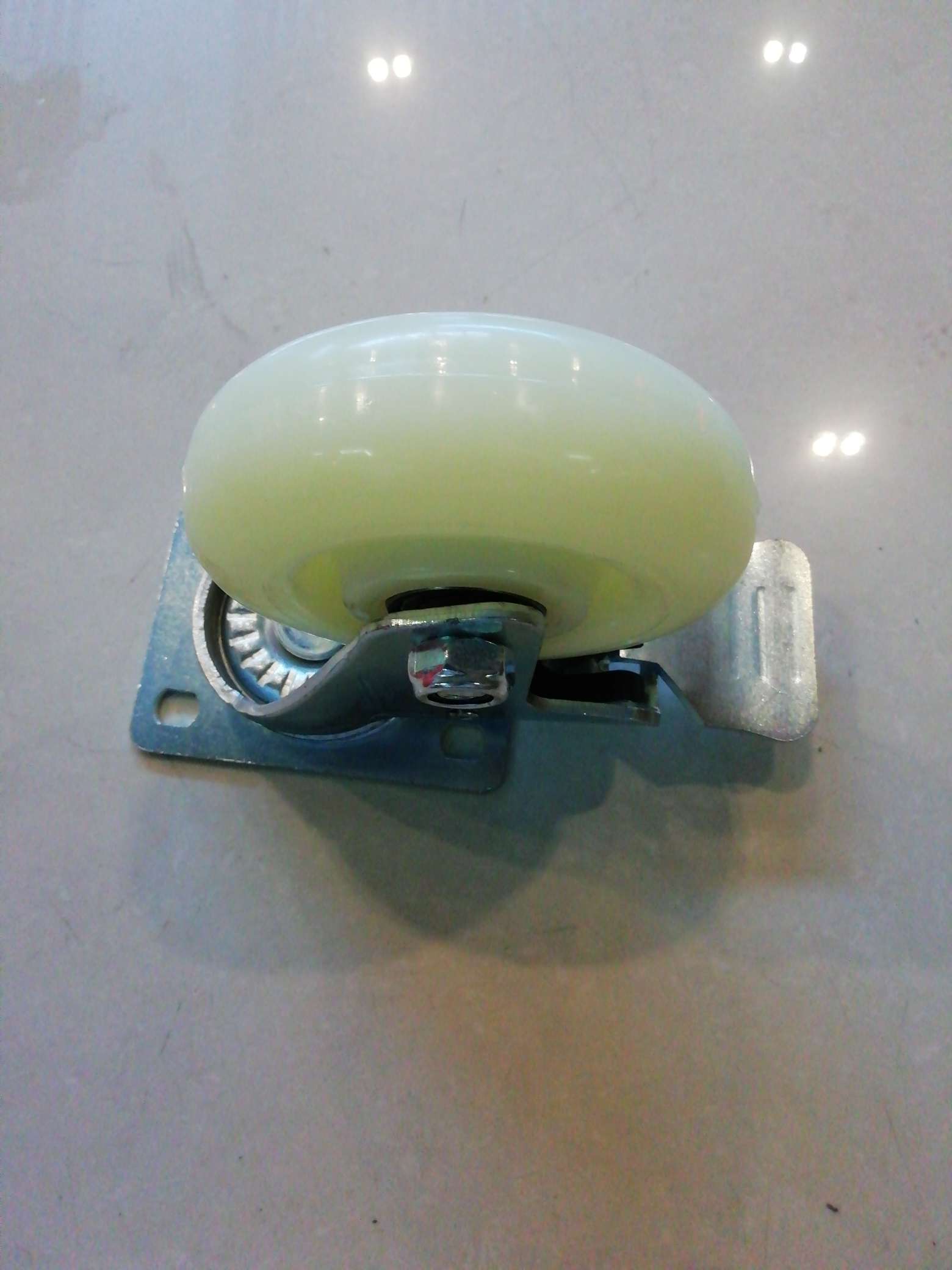 4-inch Jiale medium-sized white nylon brake wheels Item Picture