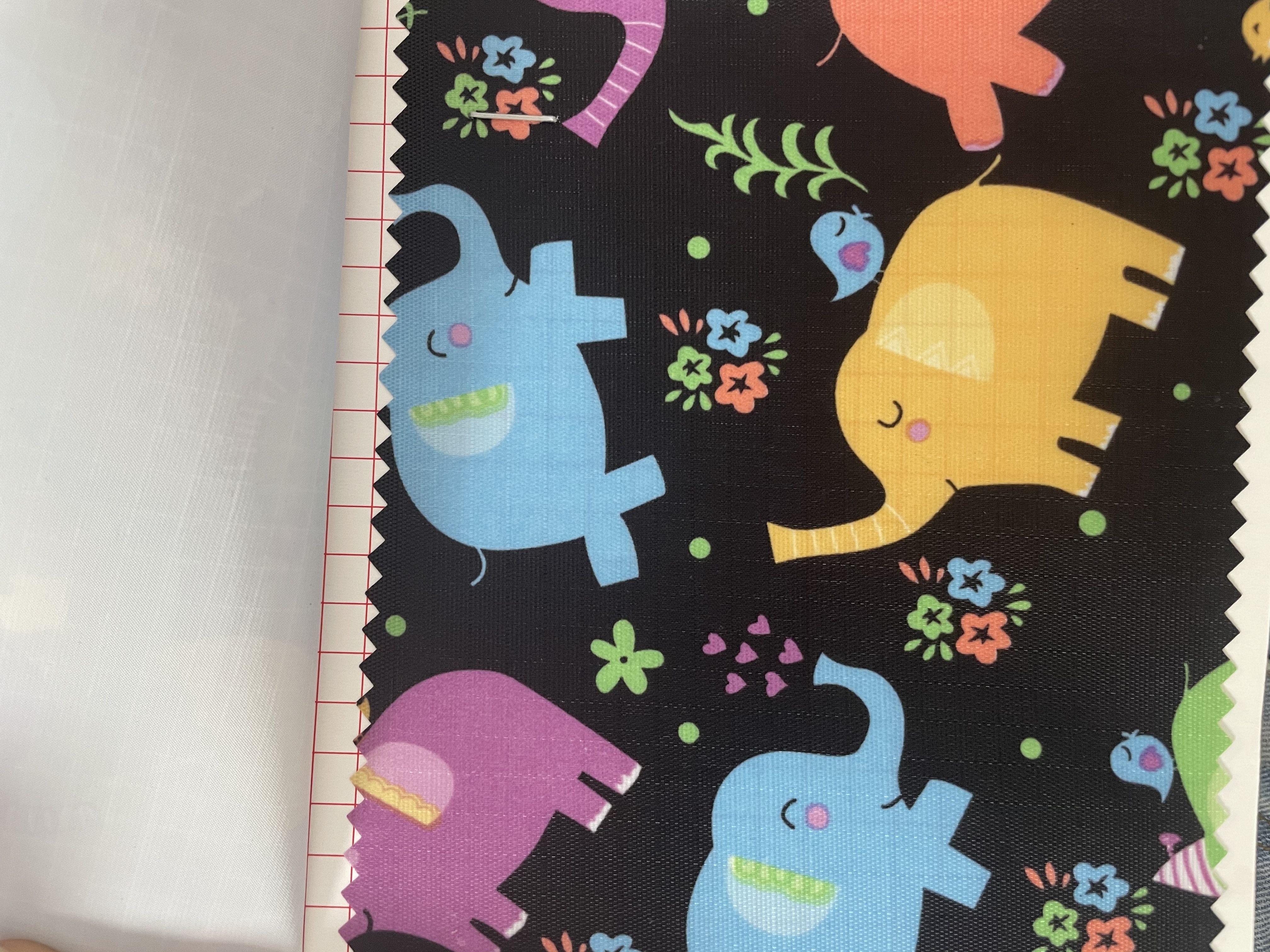 Factory direct sales of best-selling new leather products in large stock, high, medium and low-end bags, sofas, shoes, materials and fabrics 210D Oxford cloth, cartoon character prints 2 Application Scenario