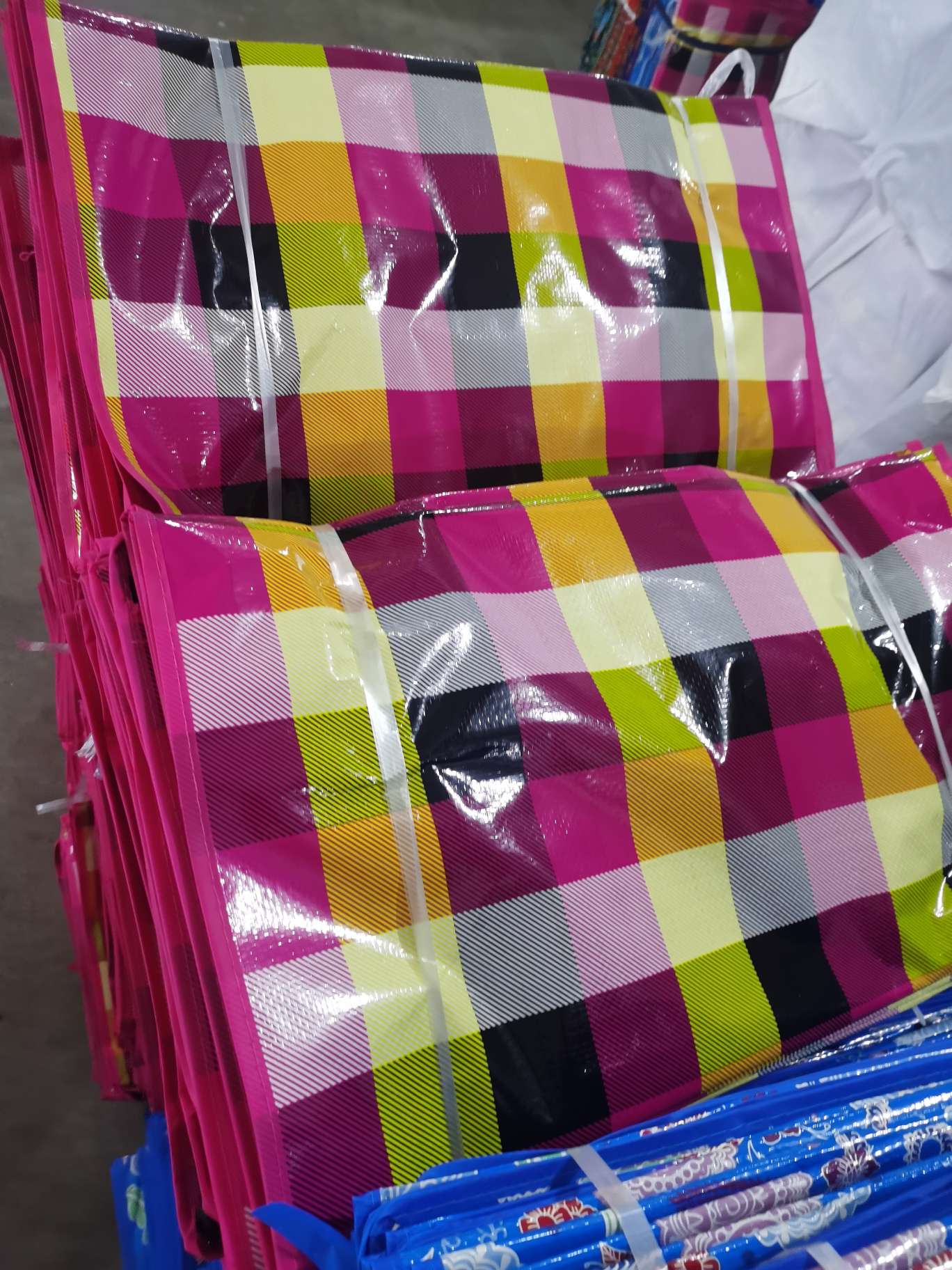 13 Woven bag factory direct sales, with various patterns to choose from freely. We also offer non-woven fabric and non-woven fabric mini bags. Welcome to purchase Specification image
