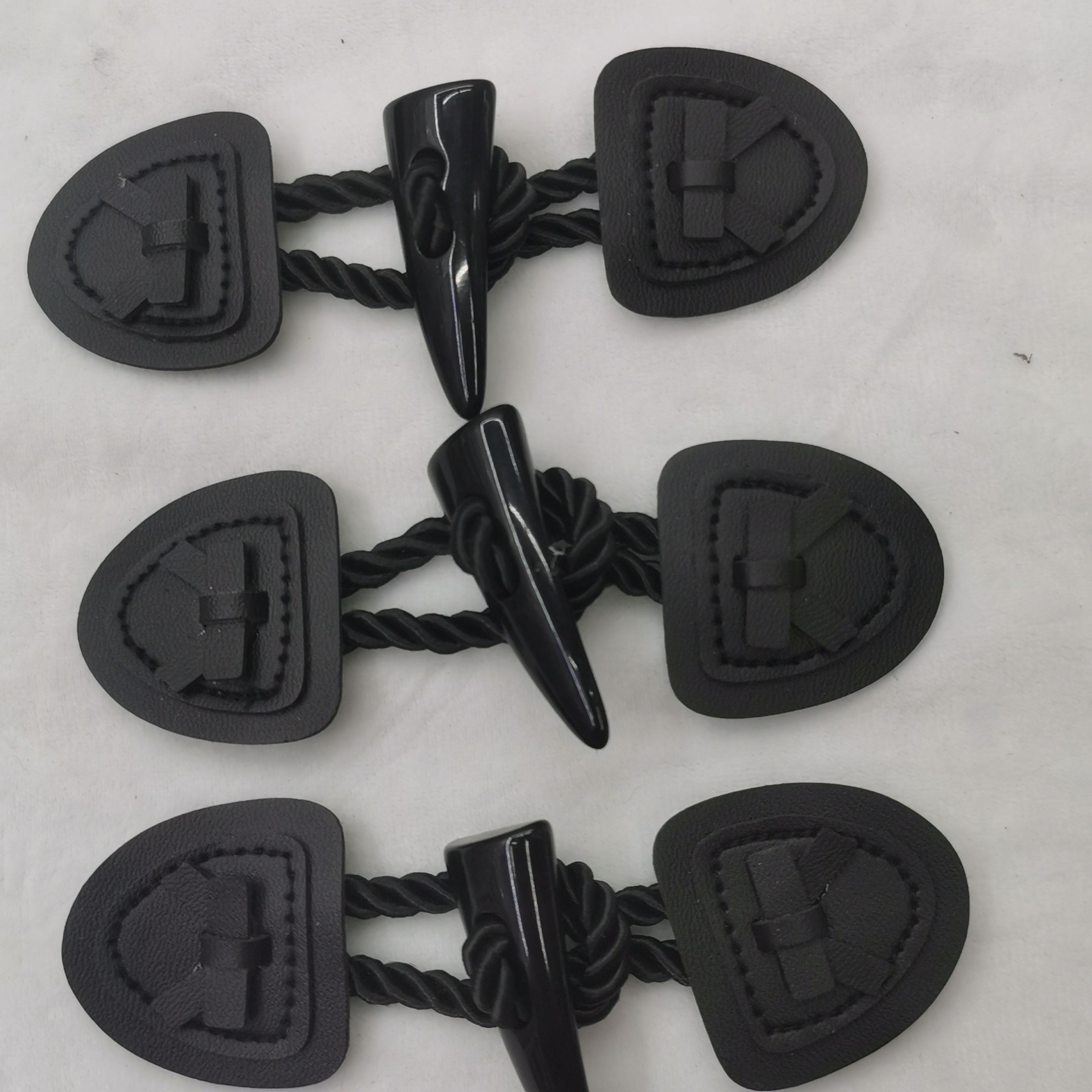 服装蝴蝶皮牛角扣  披肩皮牛角扣  大衣和风衣皮牛角扣  帽子皮装饰皮牛角扣