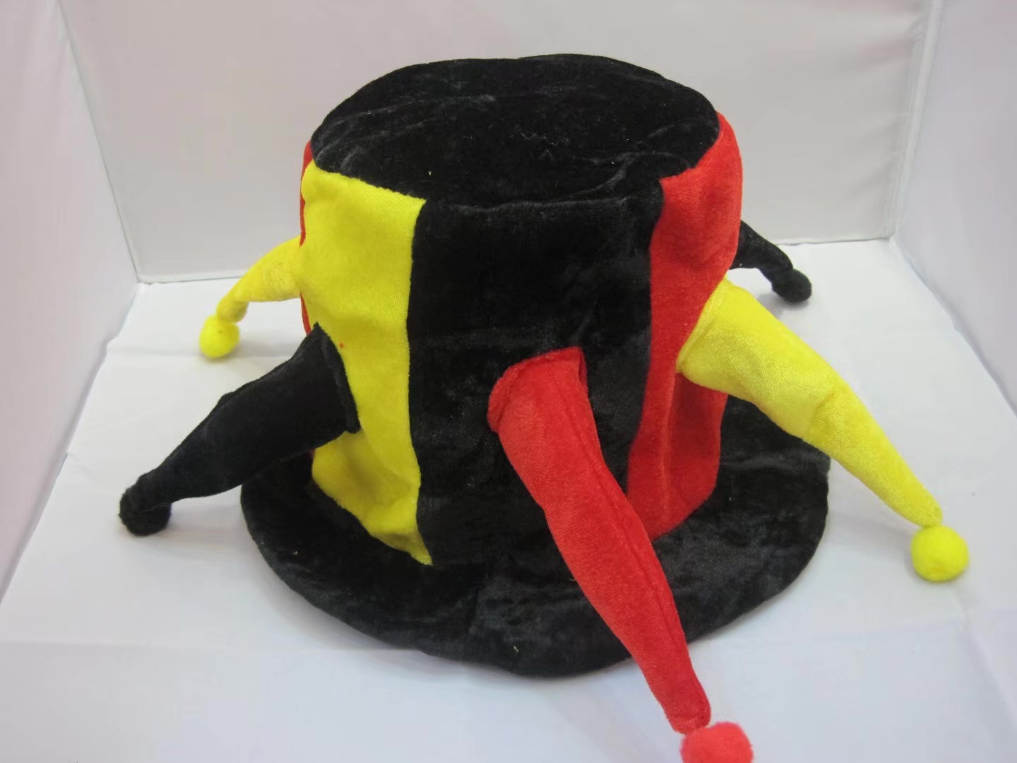 Halloween costume party costumes, stage performance props, red and black tall hats, clown hats, clown costumes factory direct sales Application Scenario