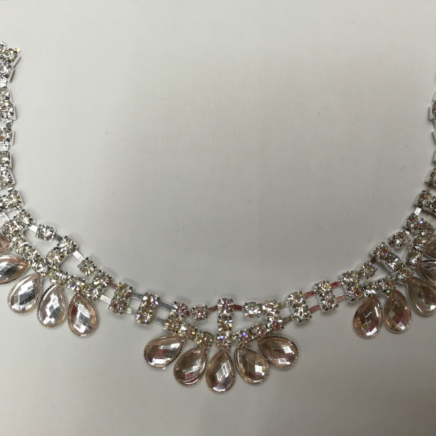 Yiwu International Trade City Chaoxia Diamond Jewelry's best-selling necklace and chain are fashionable and classic combinations. Chaoxia 18