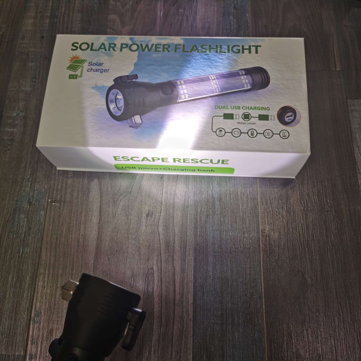 The new T09 multi-functional flashlight Item Picture