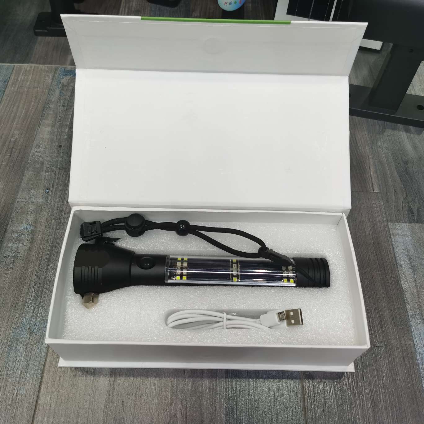 The new T09 multi-functional flashlight details Picture