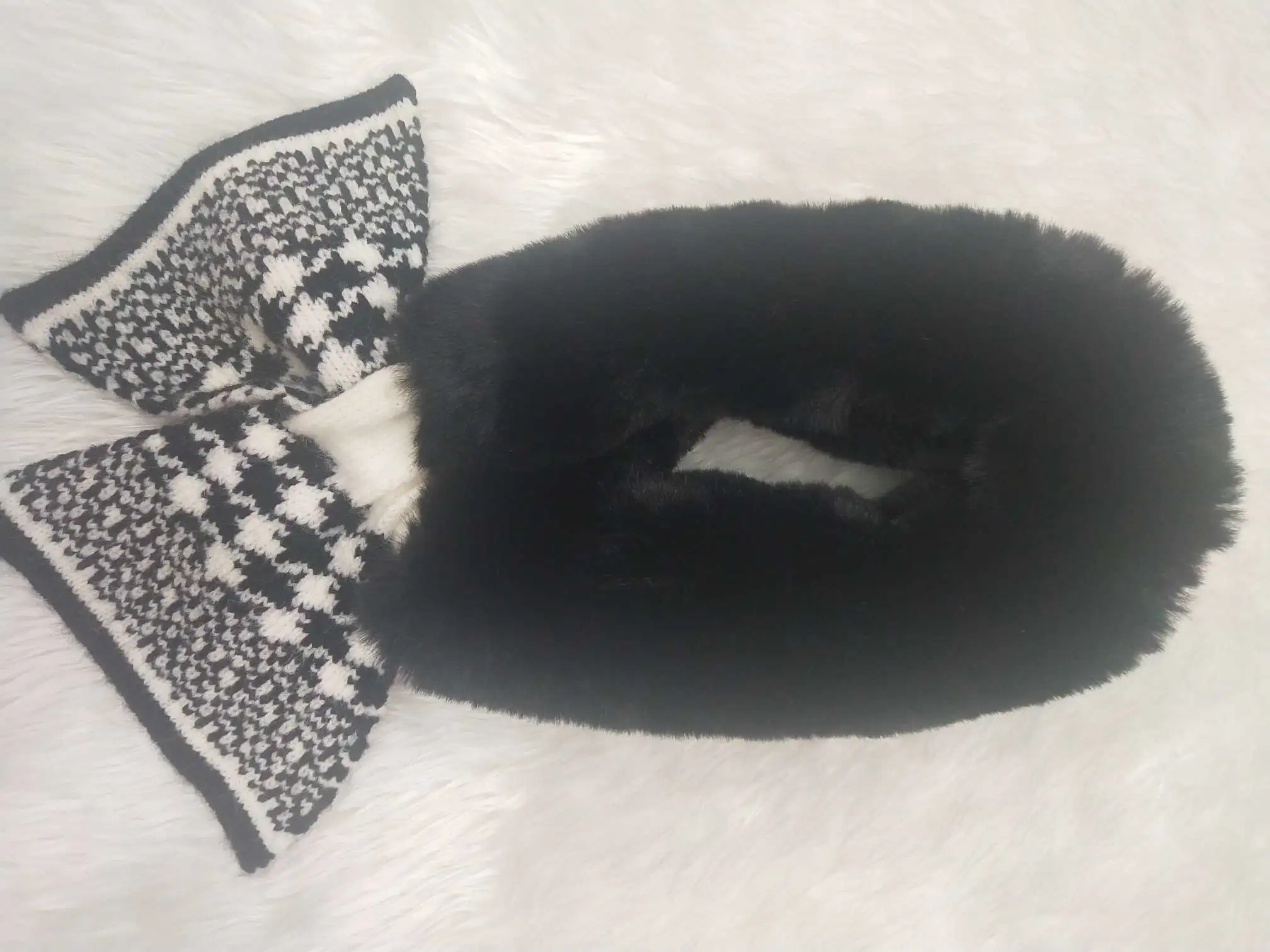 This thick, high-end rabbit fur and knitted pattern versatile scarf is warm, soft, comfortable, beautiful and elegant detail image 3