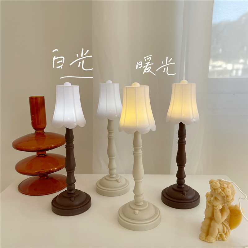 Unplugged mini retro desk lamp, night light, bedside, dormitory, bedroom eye-protecting desk lamp, white and warm light details Picture