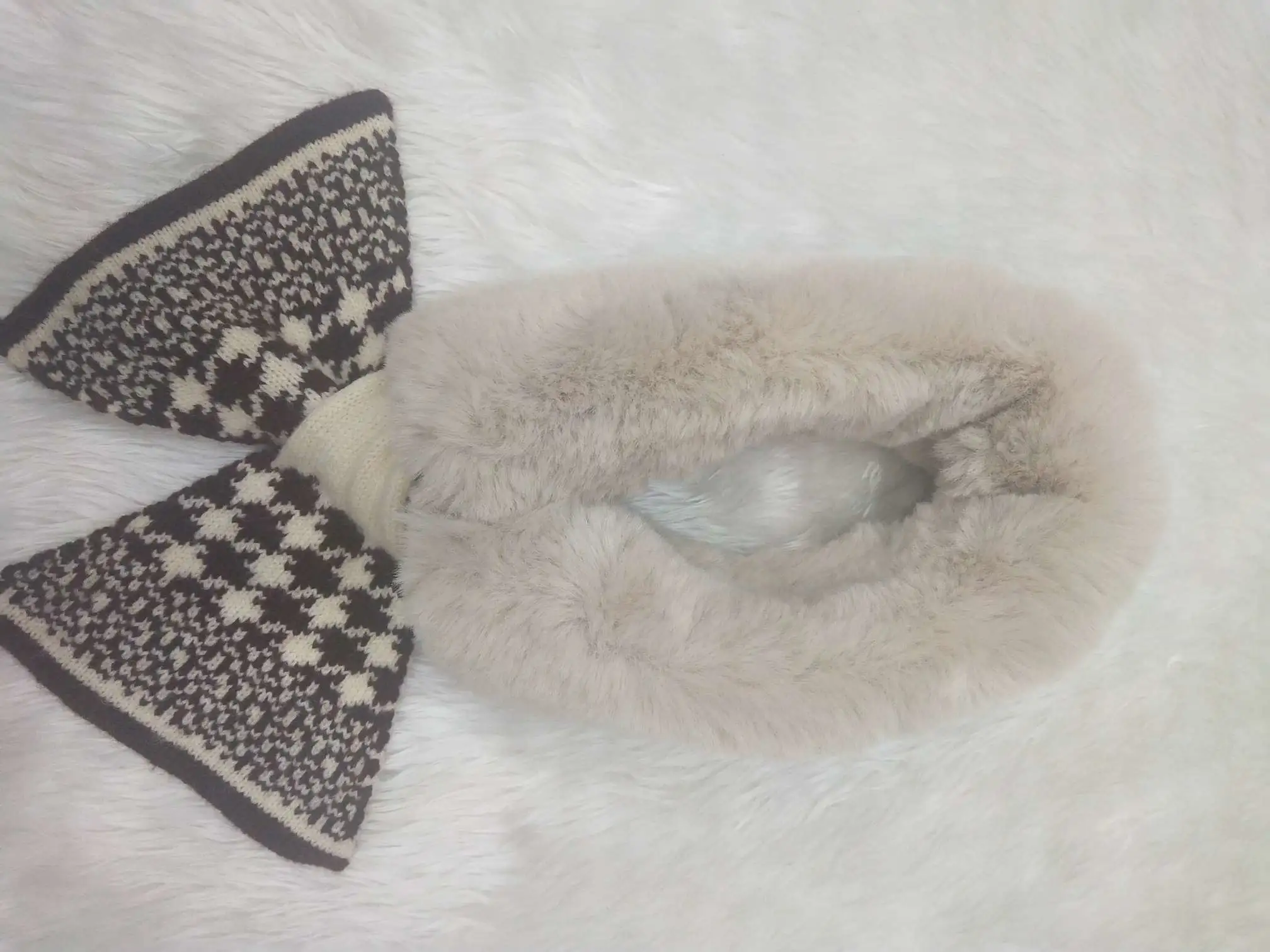 This thick, high-end rabbit fur and knitted pattern versatile scarf is warm, soft, comfortable, beautiful and elegant detail image 2
