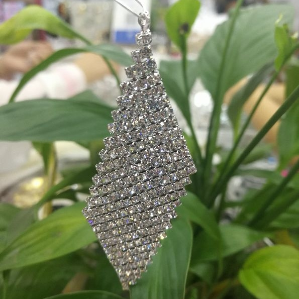 Yiwu International Trade City Chaoxia Diamond Jewelry's best-selling diamond chain welded earrings, classic diamond-shaped Chaoxia 18