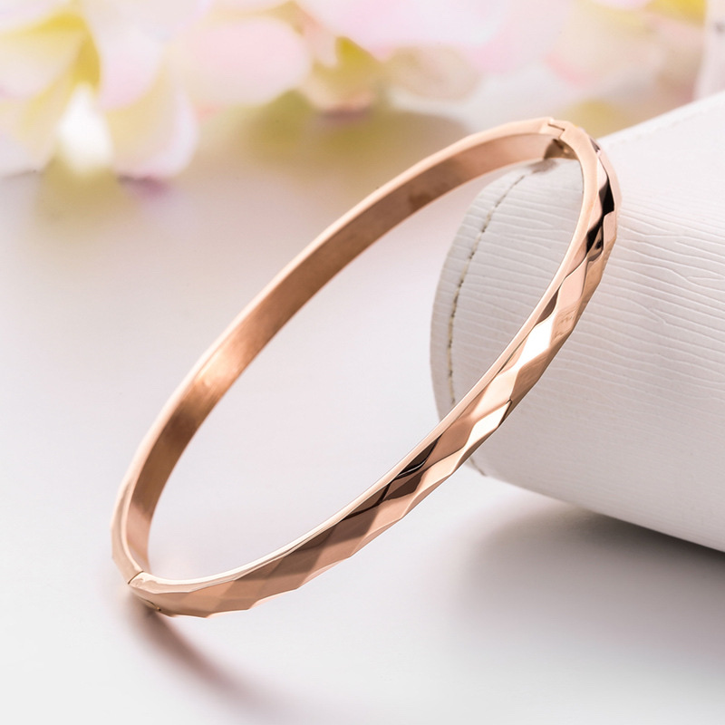 Chenglong Jewelry's new titanium steel rose gold bracelet that doesn't fade, diamond-shaped cut surface, shiny smooth surface, simple and versatile, with a unique and elegant style, Japanese and Korean B0140-80 Specification image