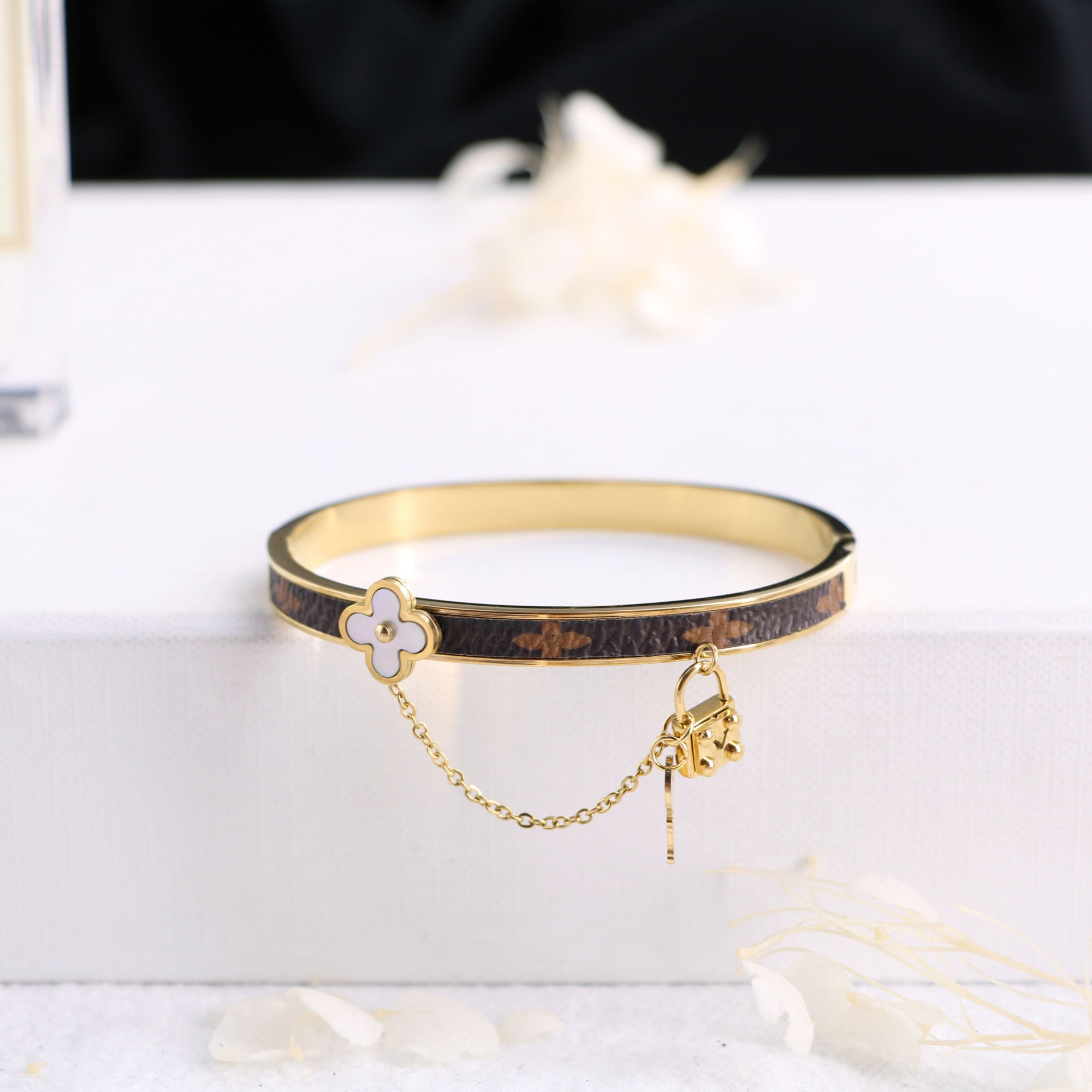 Chenglong Jewelry's classic titanium steel bracelet is non-allergenic and non-fading. B0017-110 Application Scenario