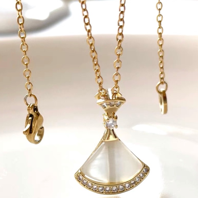 小裙子贝母项链2021年新款小众设计感百搭网红扇型项链