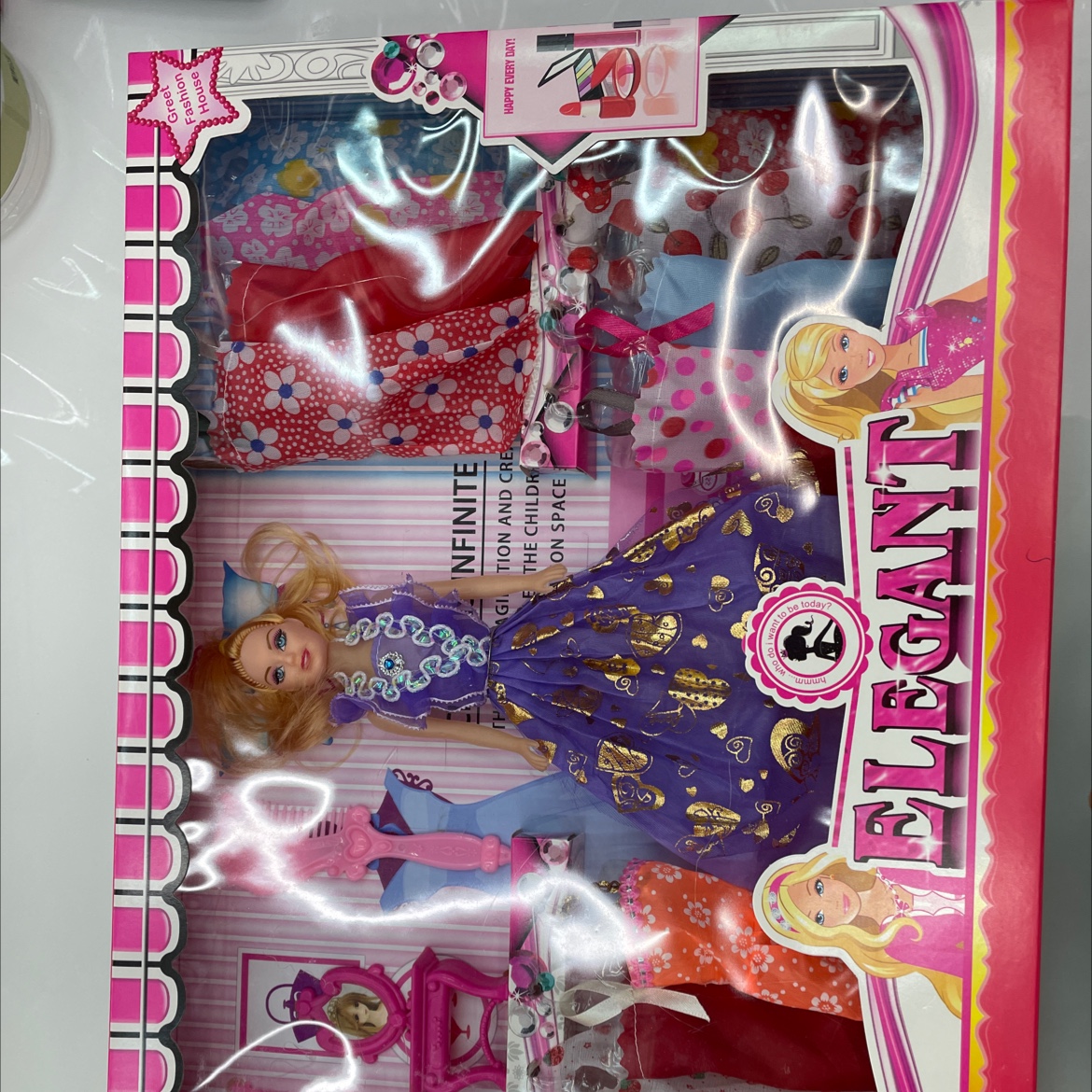 054B Barbie dolls can be dressed up in different outfits