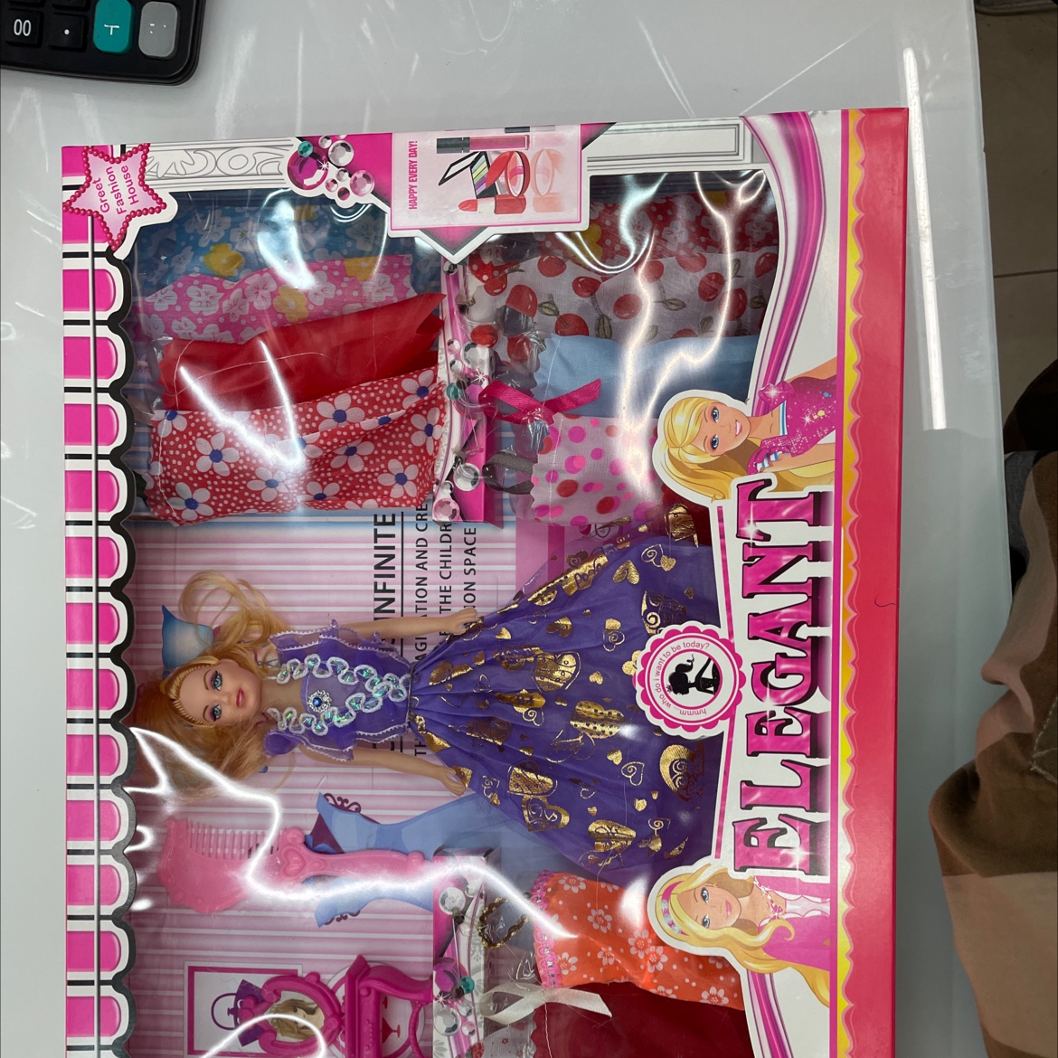 054B Barbie dolls can be dressed up in different outfits details Picture