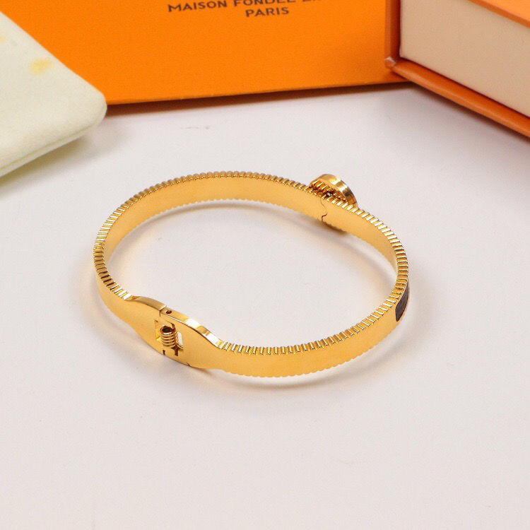 Chenglong Jewelry 2021 Titanium Steel Bracelet for Women, simple and non-fading Classic Style, student bracelet, Birthday Gift for Japanese and Korean couples B0144-95 Application Scenario