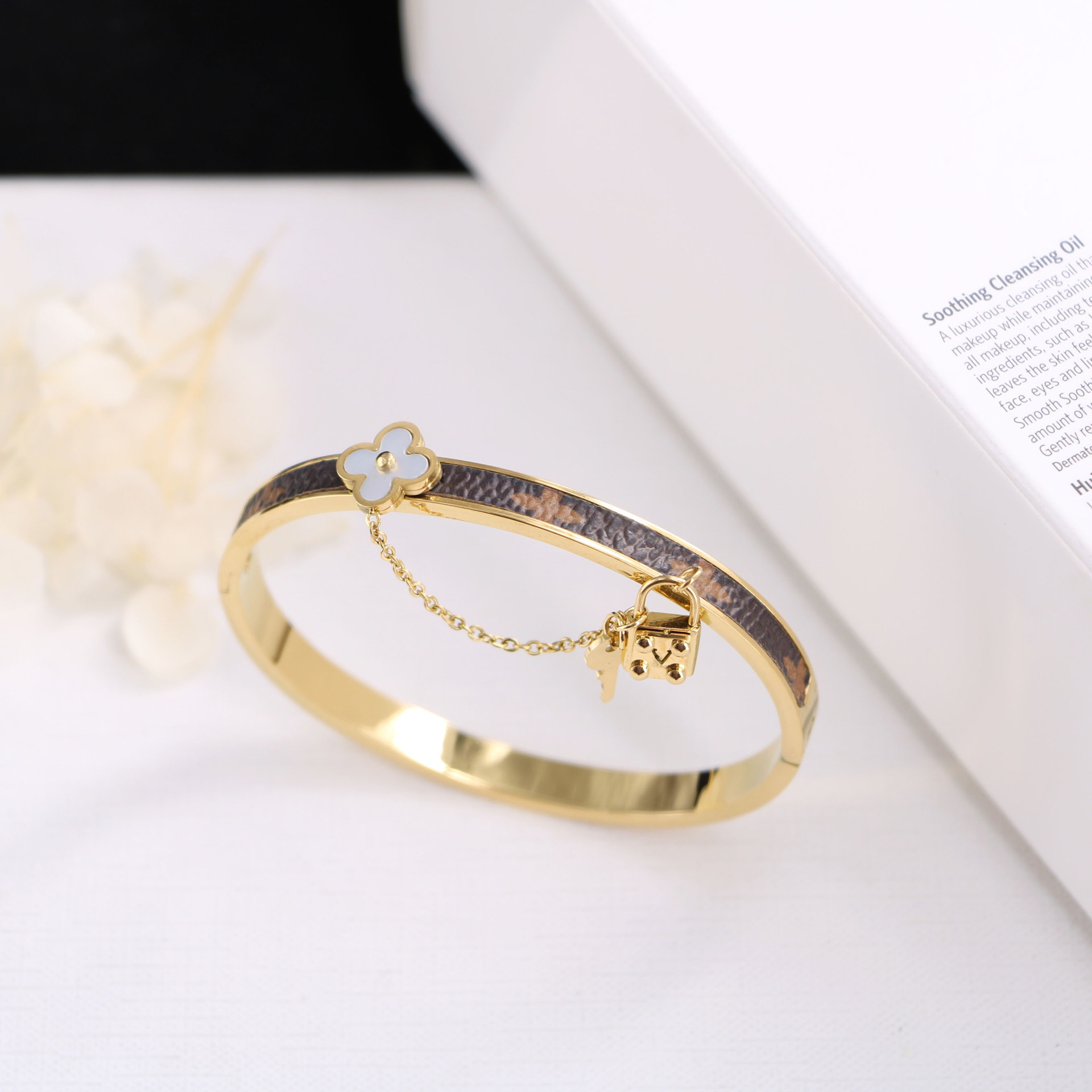 Chenglong Jewelry's classic titanium steel bracelet is non-allergenic and non-fading. B0017-110 Item Picture