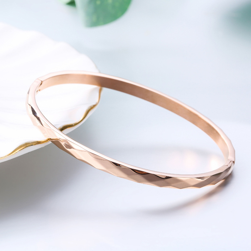Chenglong Jewelry's new titanium steel rose gold bracelet that doesn't fade, diamond-shaped cut surface, shiny smooth surface, simple and versatile, with a unique and elegant style, Japanese and Korean B0140-80 Item Picture