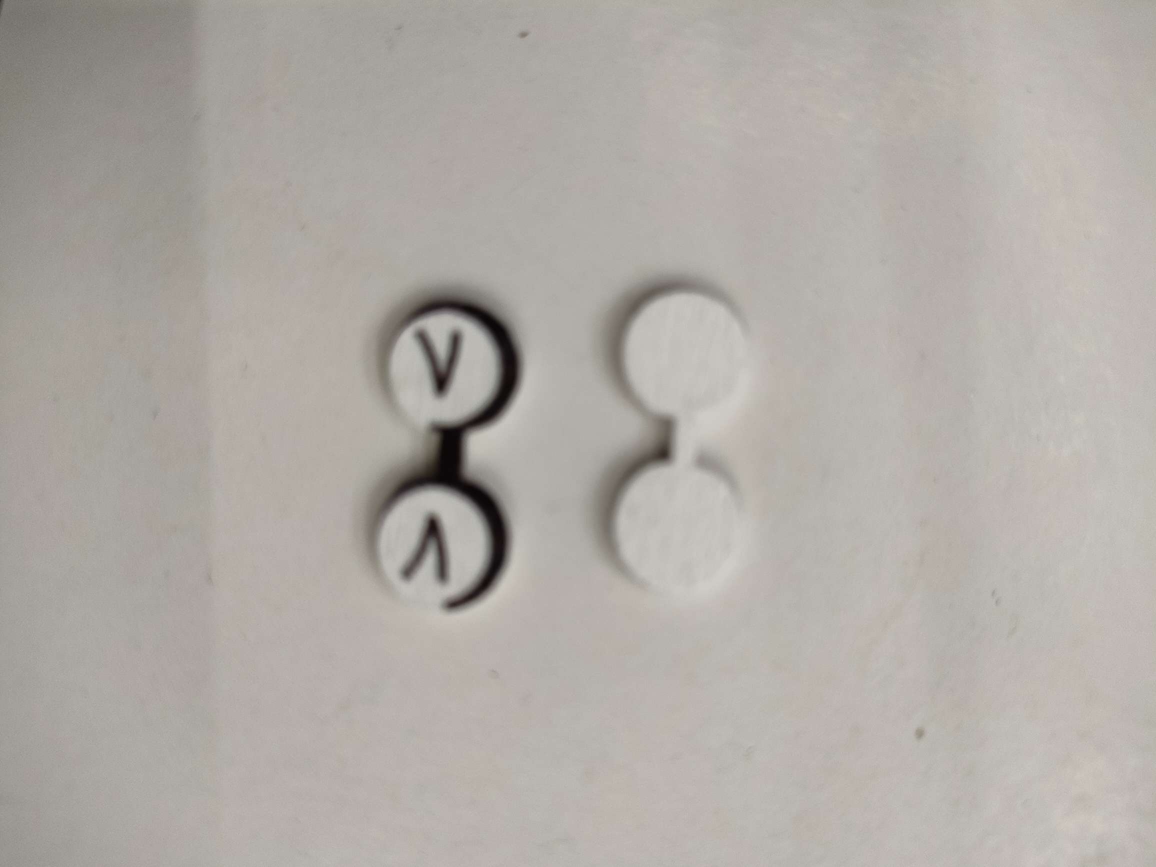 答案：树脂纽扣/新款图案/时尚平底/小号连眼/厂家直销产品图