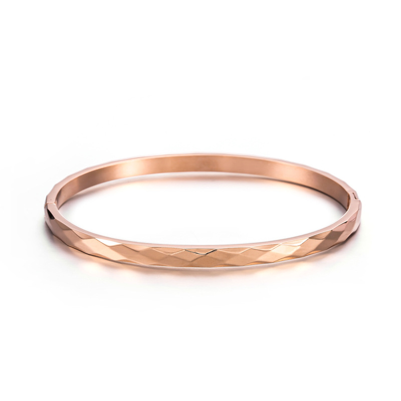 Chenglong Jewelry's new titanium steel rose gold bracelet that doesn't fade, diamond-shaped cut surface, shiny smooth surface, simple and versatile, with a unique and elegant style, Japanese and Korean B0140-80 Application Scenario