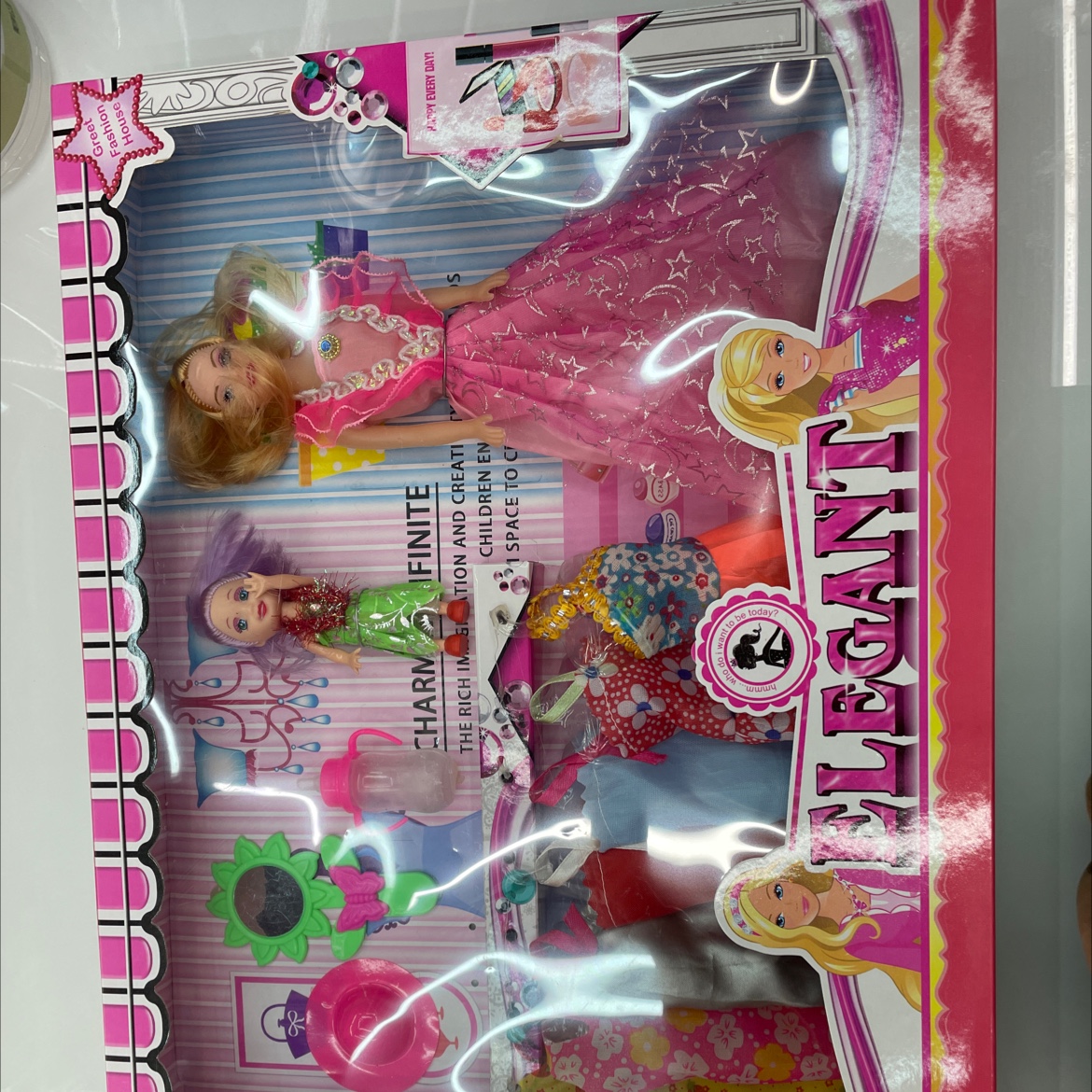 054 Barbie dolls can be dressed up