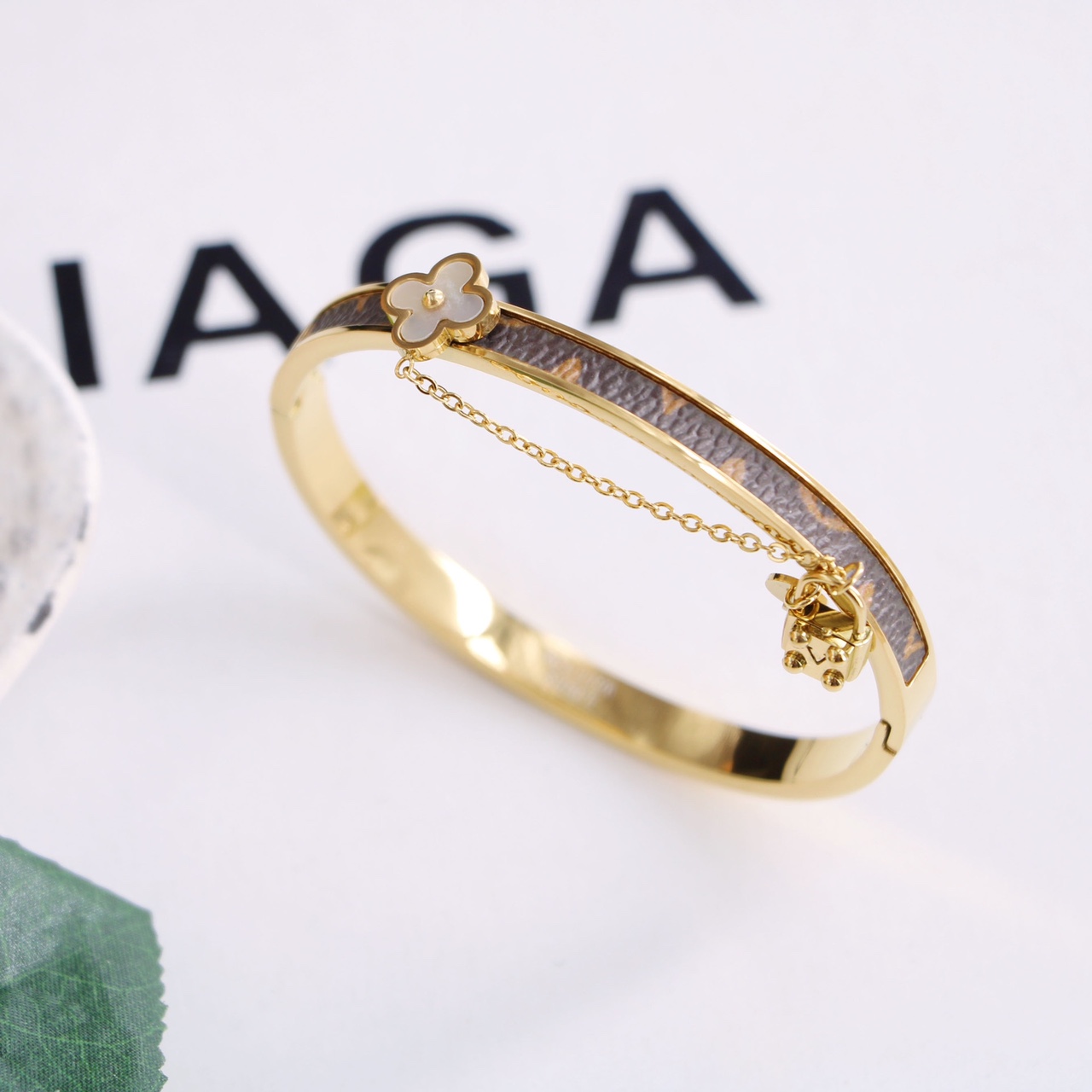 Chenglong Jewelry's classic titanium steel bracelet is non-allergenic and non-fading. B0017-110