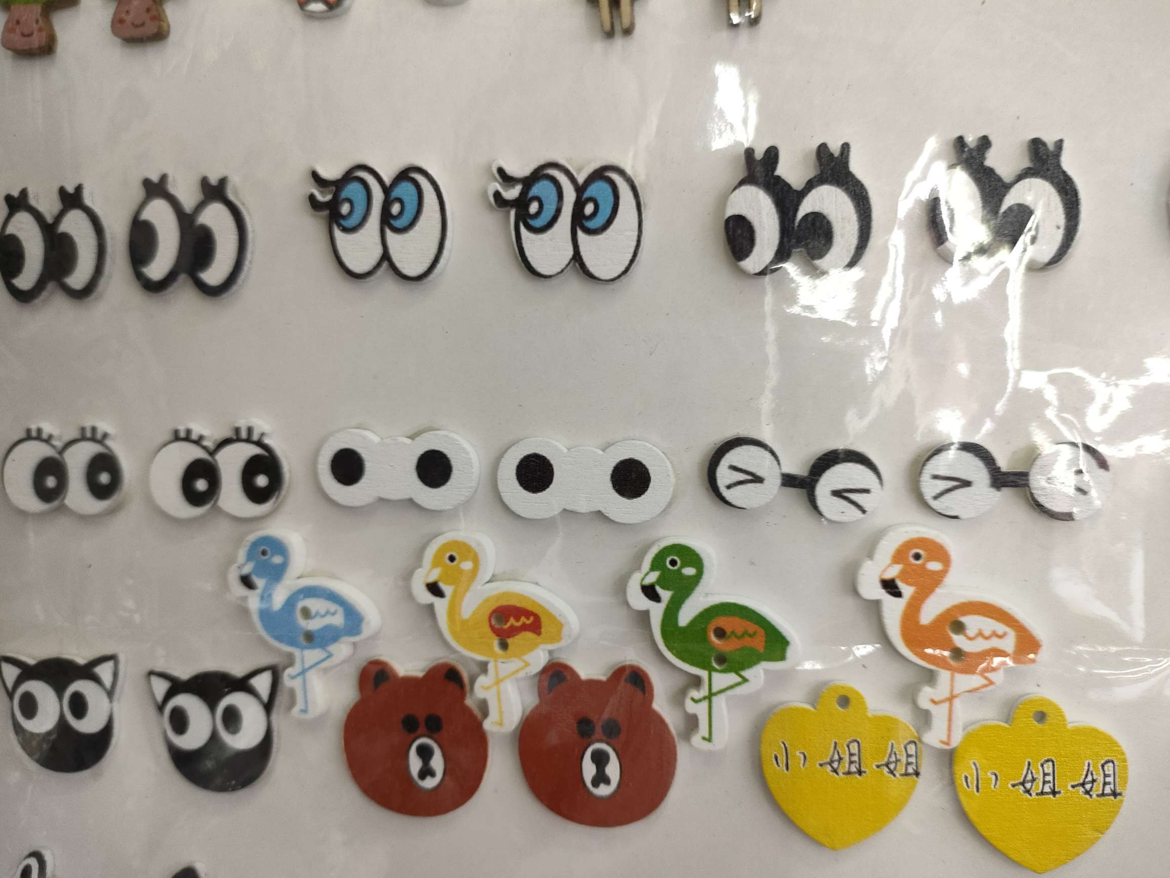 答案：树脂纽扣/新款图案/时尚平底/小号连眼/厂家直销细节图