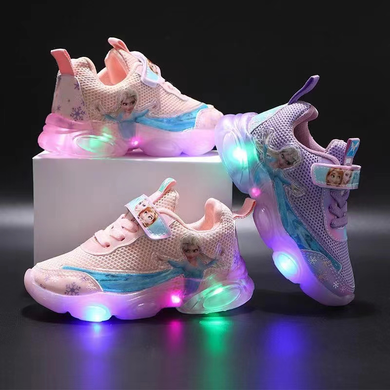 The girl who moves her shoes details Picture