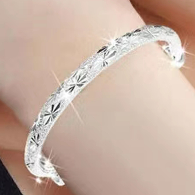 99纯银千足银手镯，圈口7cm宽0.3cm