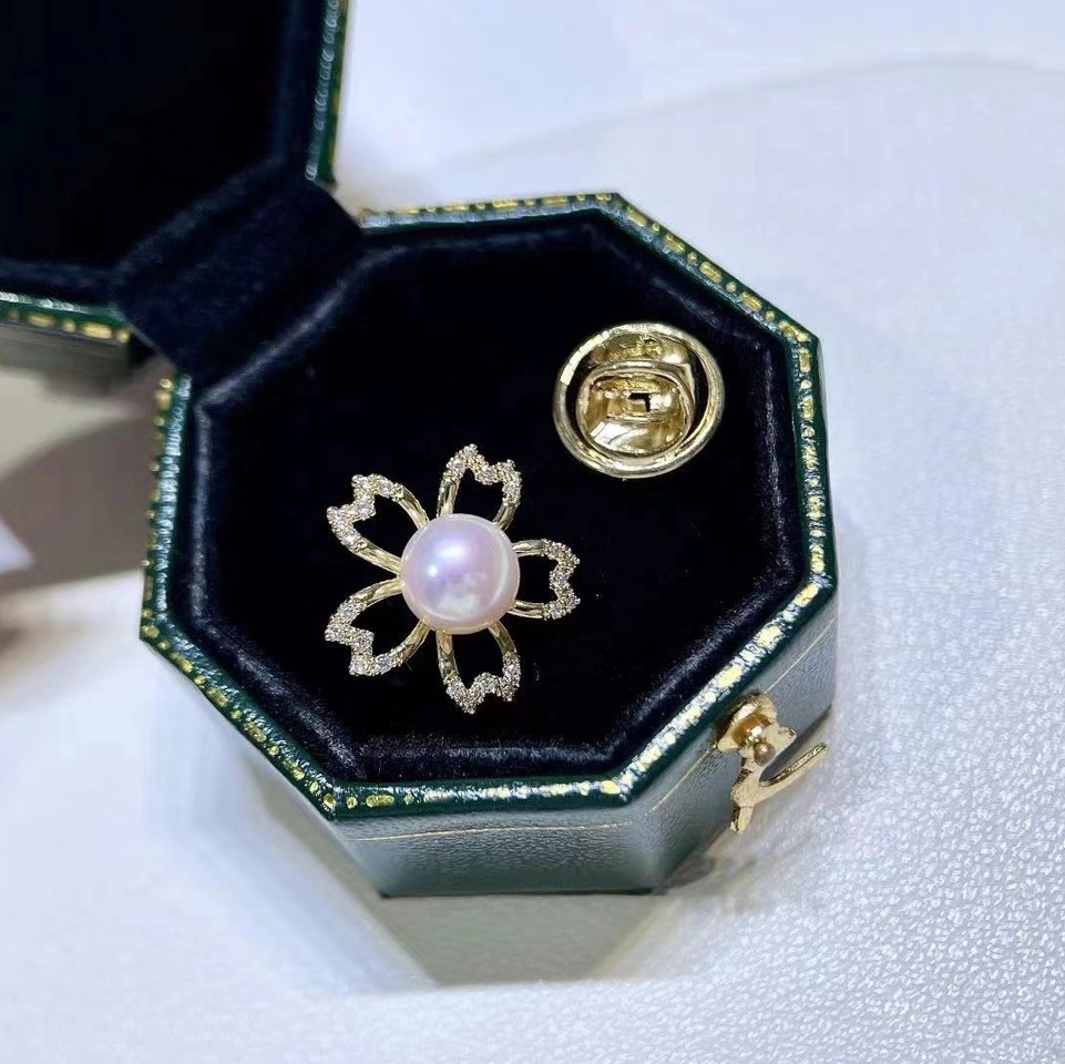 随处可搭配的小时尚精品防走光领扣来咯！
可甜可咸可女神系列💃
衣服！包包！鞋子！裤子！帽子！
小小点缀～可以如此与众不同