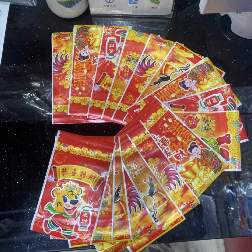 Pearlescent film is printed in full bags. Customized patterns are available. Donghe Plastic