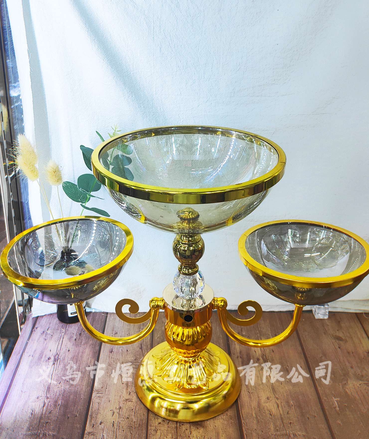 A light luxury and elegant glass multi-layered fruit plate, a fashionable and creative home soft furnishing sample room, a dried fruit plate decoration for the living room details Picture