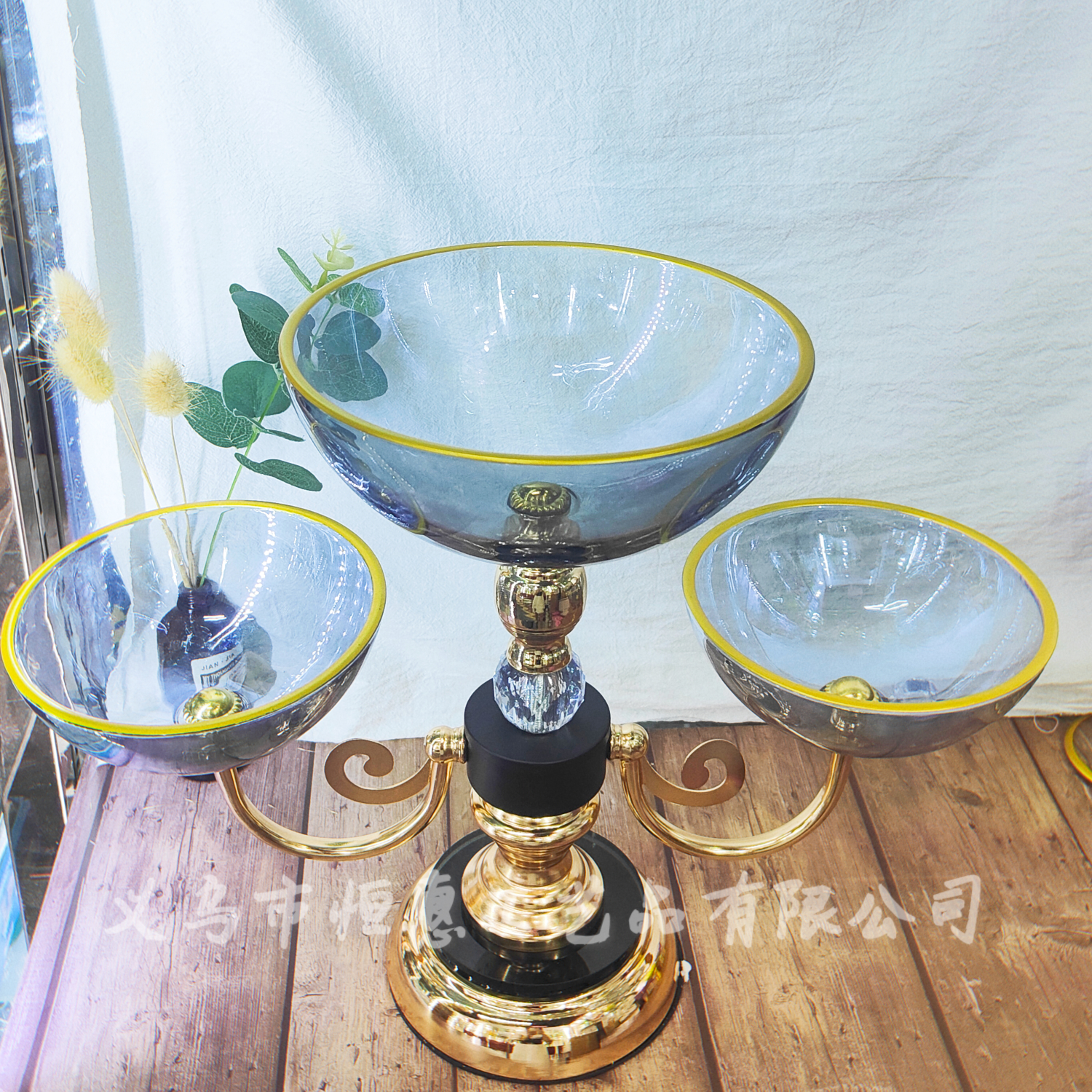 A light luxury and elegant glass multi-layered fruit plate, a fashionable and creative home soft furnishing sample room, a dried fruit plate decoration for the living room