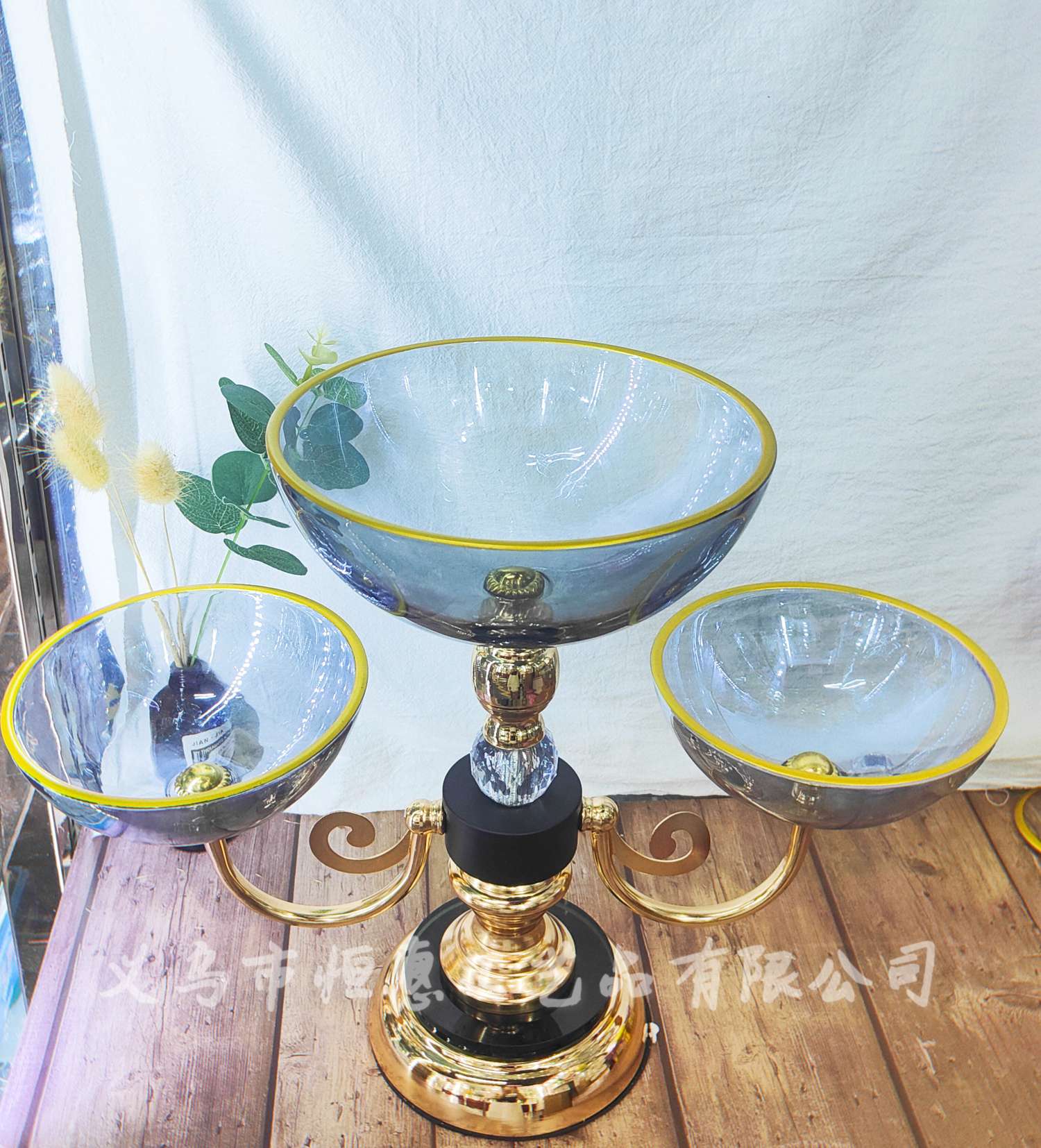 A light luxury and elegant glass multi-layered fruit plate, a fashionable and creative home soft furnishing sample room, a dried fruit plate decoration for the living room Item Picture