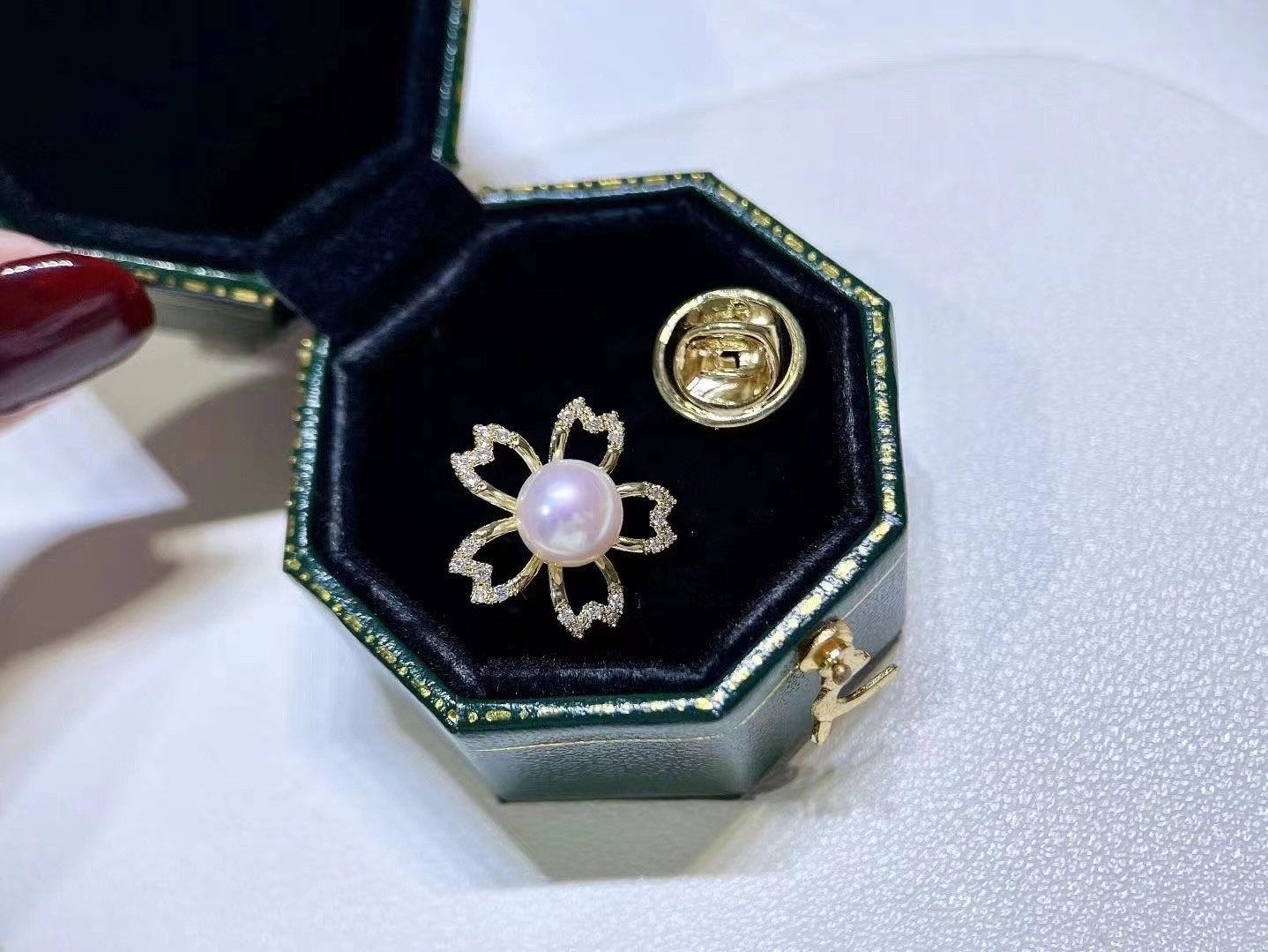 随处可搭配的小时尚精品防走光领扣来咯！
可甜可咸可女神系列💃
衣服！包包！鞋子！裤子！帽子！
小小点缀～可以如此与众不同详情图2