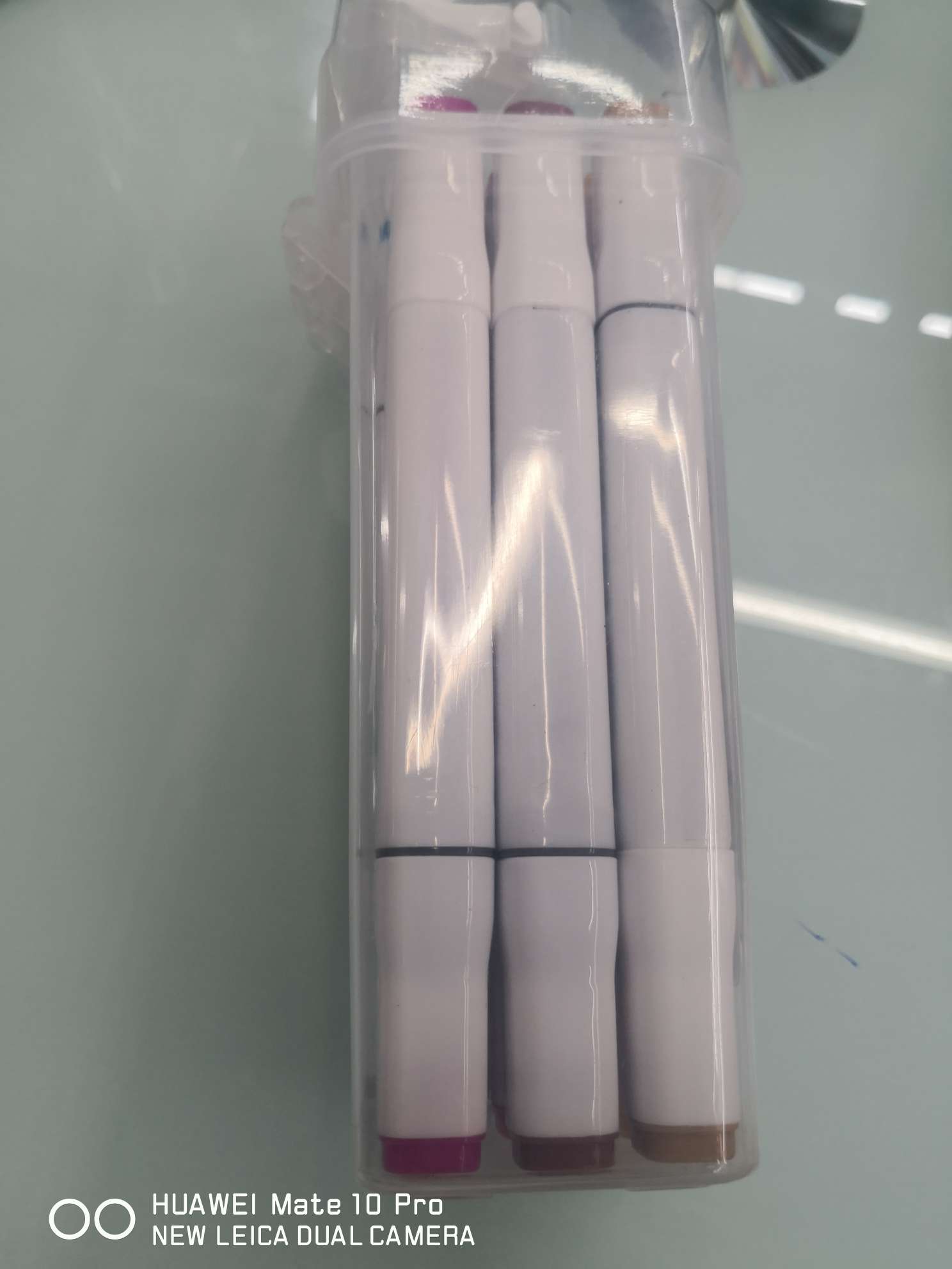 Yiwu Boyang Pen and Ink Supplies Store's 12-color double-headed white pen barrel marker pens are packaged in plastic boxes Application Scenario
