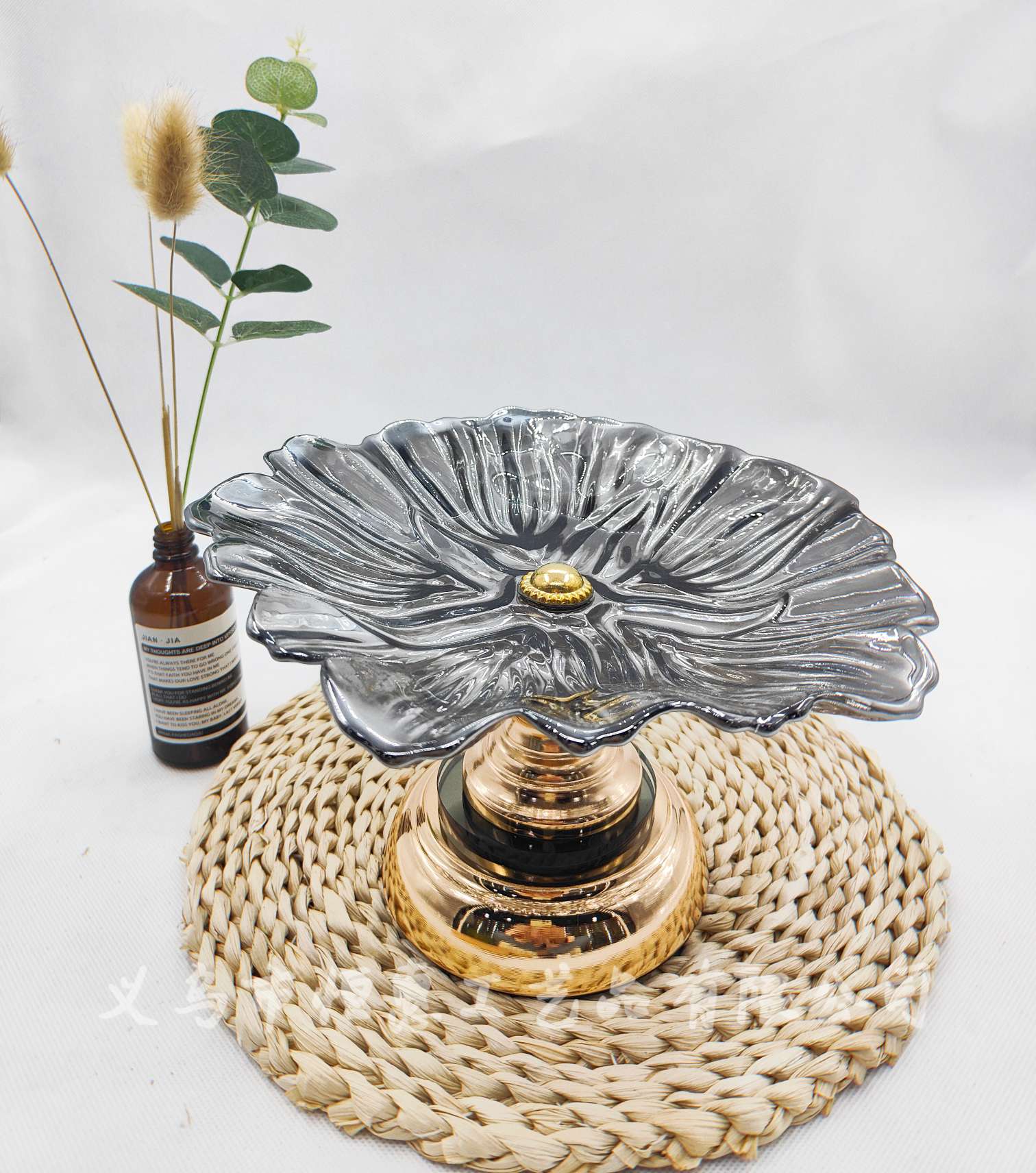 European-style glass high-legged fruit plate, American-style luxurious crystal glass large fruit basin, European-style living room creative fruit plate decoration details Picture